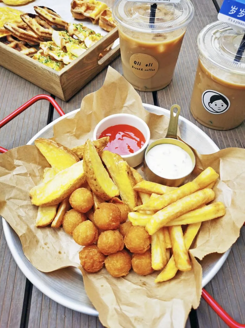 Restaurant/places to eat in The Cloudland International Youth Hostel Close to the city center,15 min walks to the subway, Close to the night market, old street, green lake, English-speaking service, free Activity convenient payment and visa cards are accepted