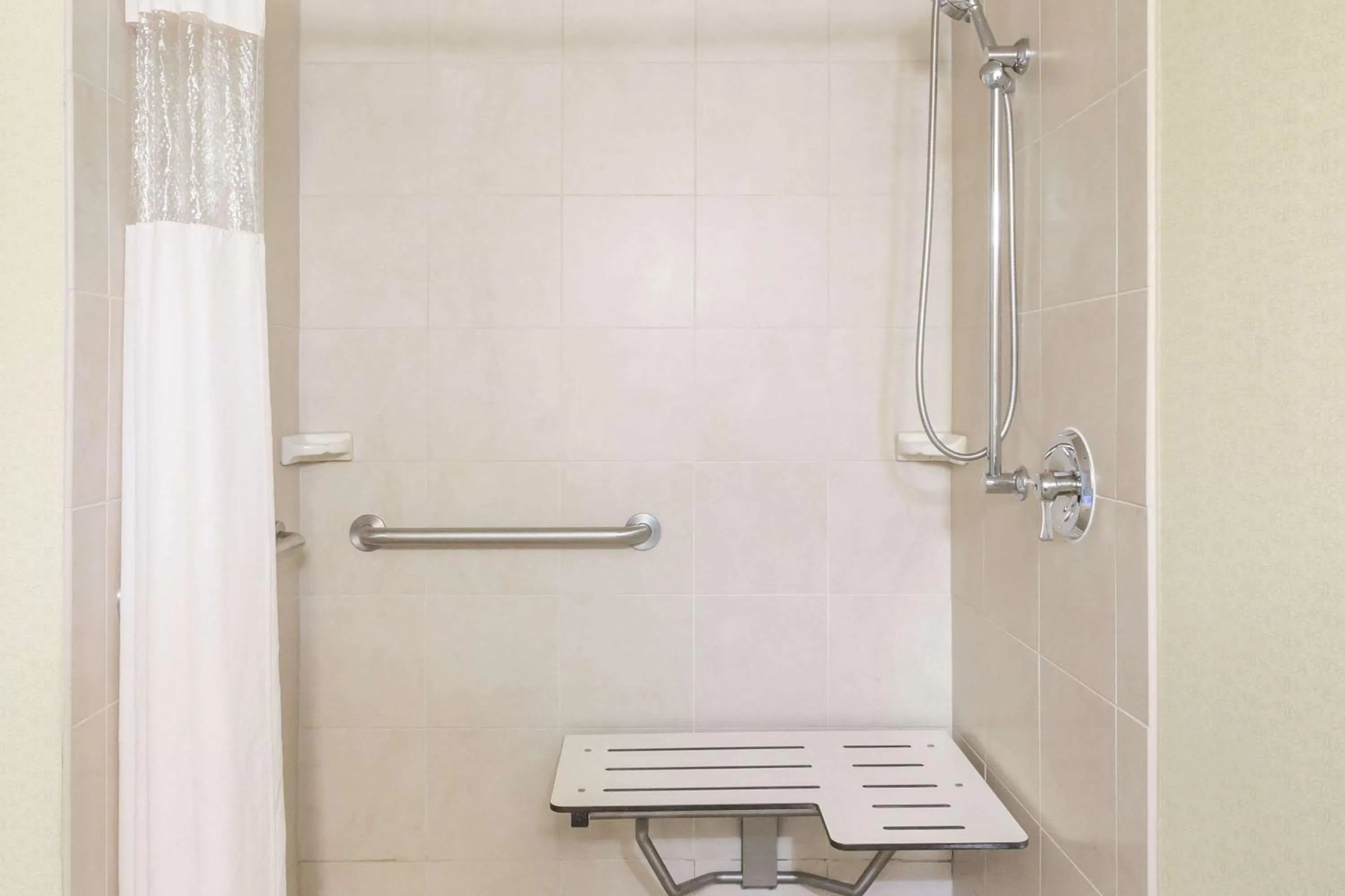 King Studio Suite with Bath Tub - Mobility Access/Non-Smoking in Wingate by Wyndham Richmond Short Pump