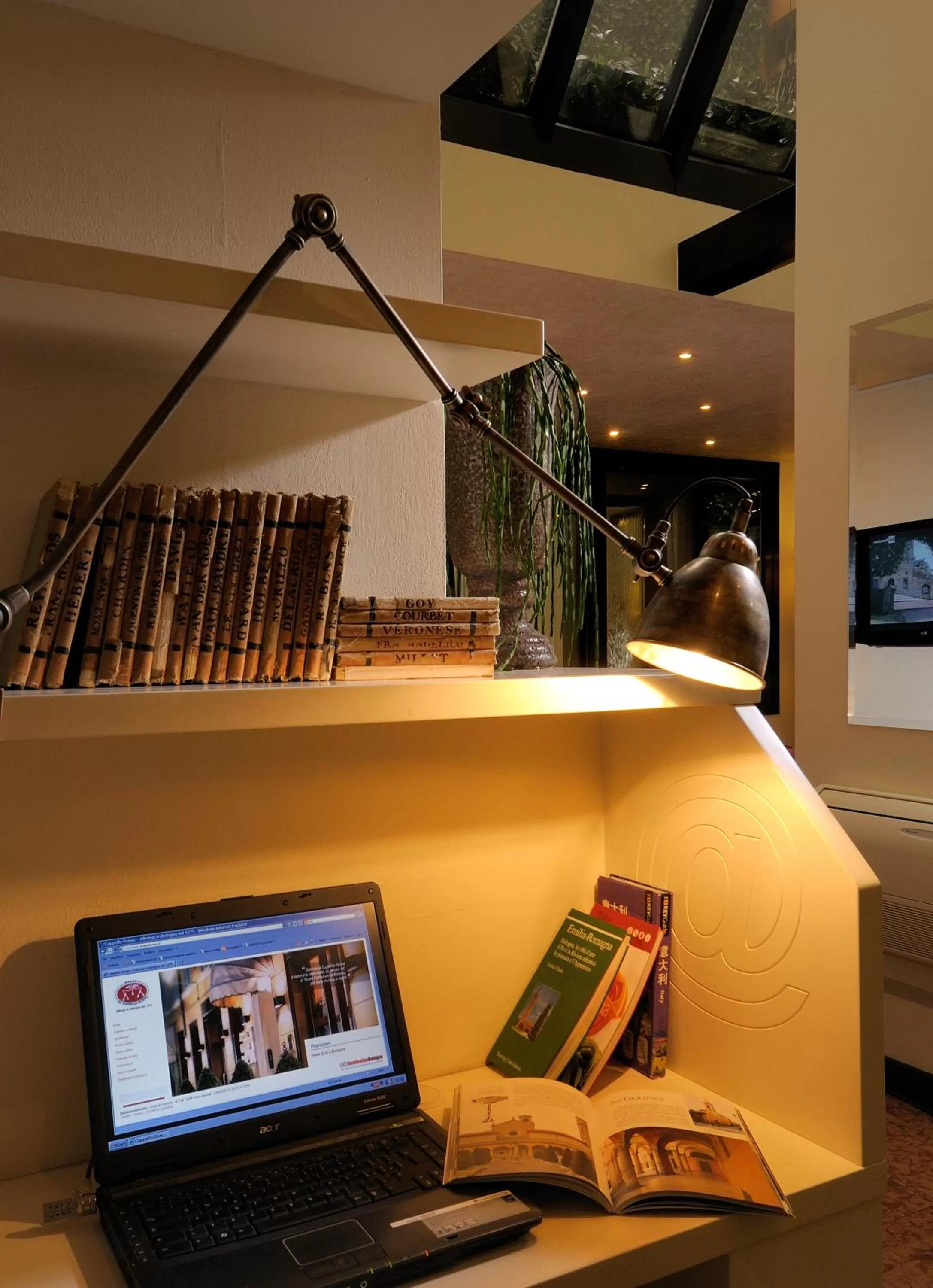 TV and multimedia in Phi Hotel Bologna