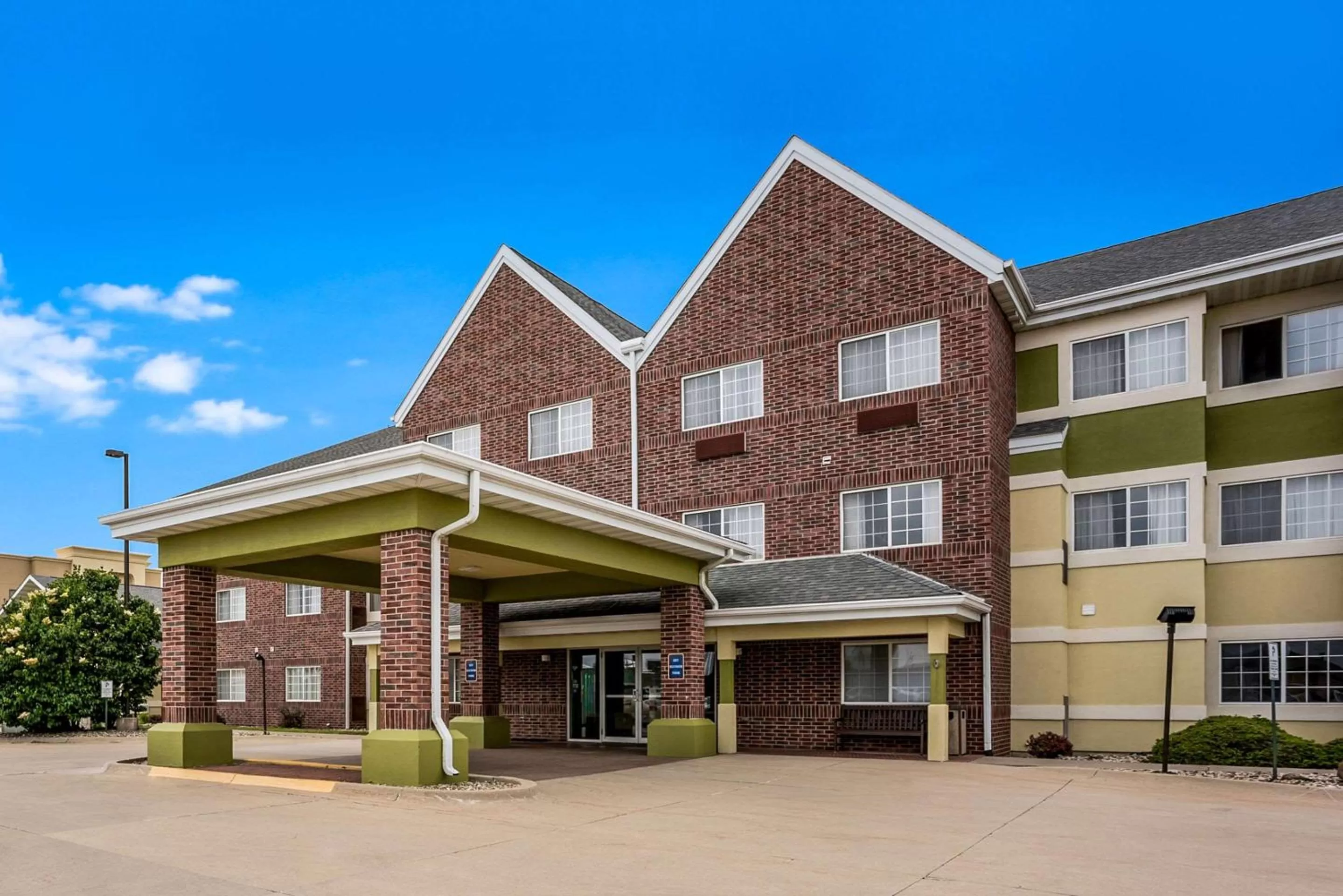 Property building in MainStay Suites Cedar Rapids North - Marion