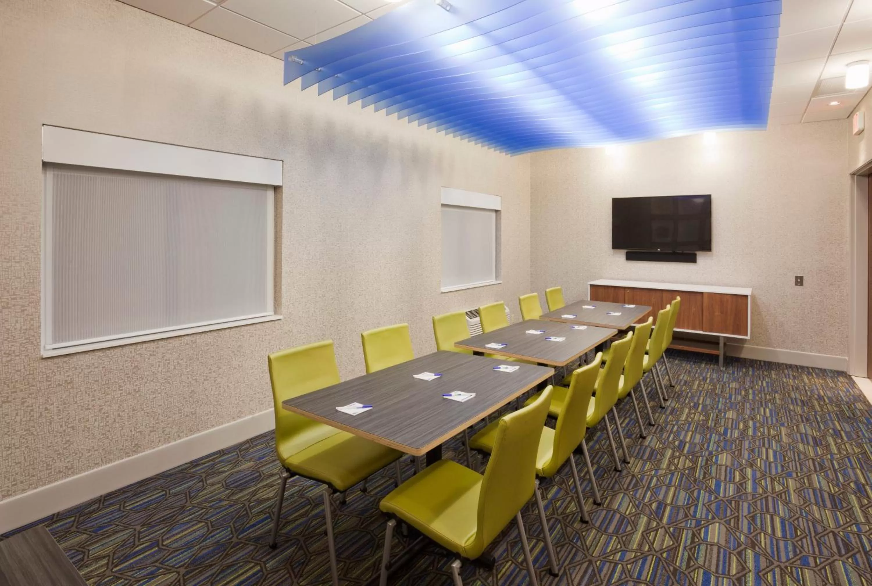 Meeting/conference room in Holiday Inn Express Roseville-St. Paul by IHG