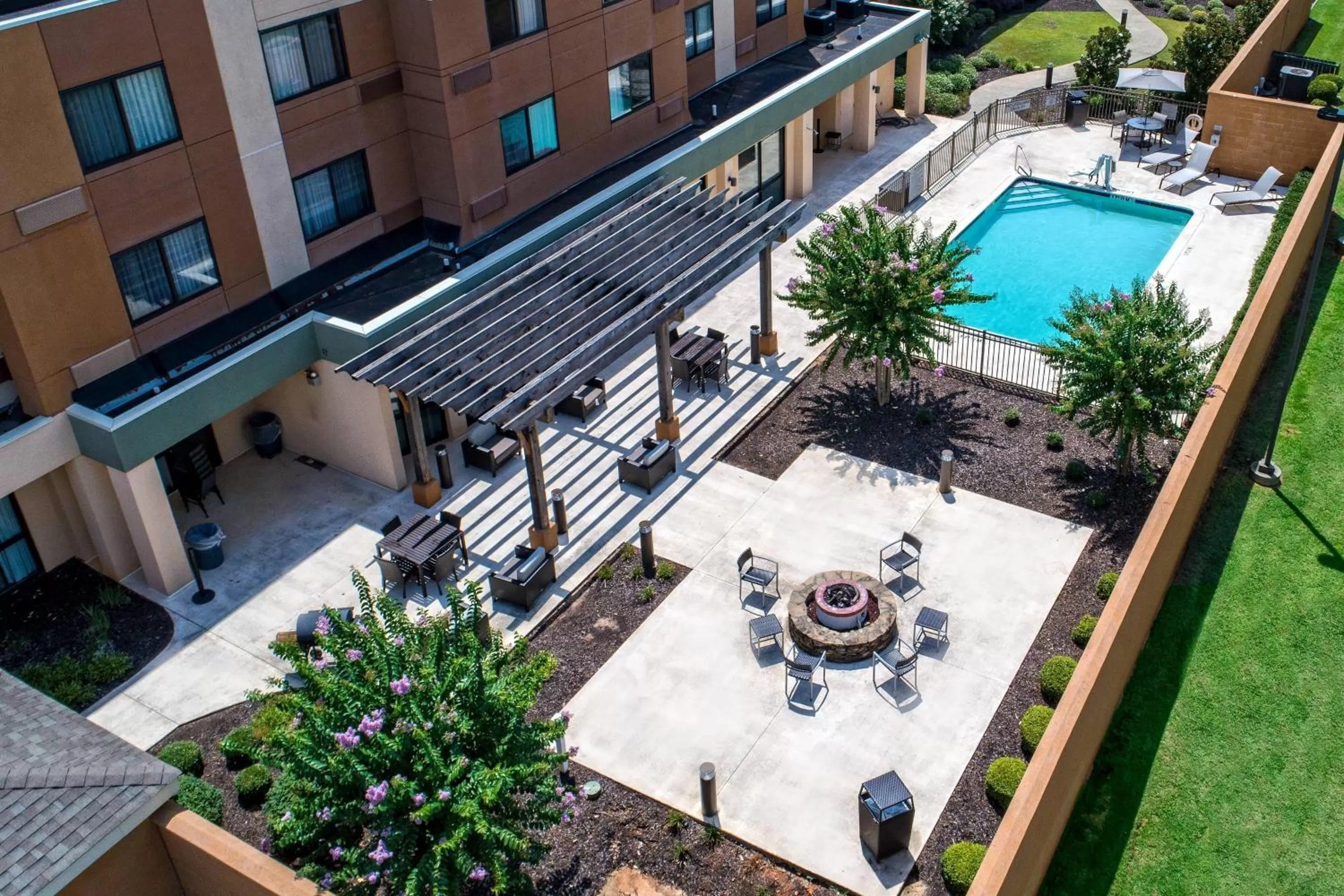 Swimming pool in Courtyard by Marriott Troy
