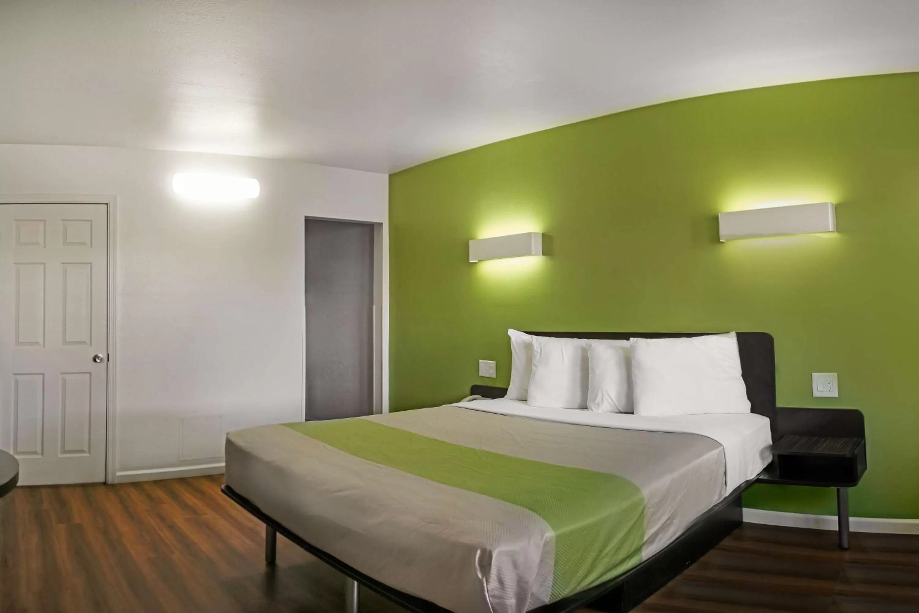 Photo of the whole room, Bed in Motel 6-Visalia, CA