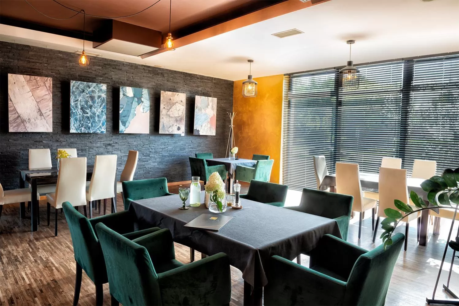 Restaurant/places to eat in Hotel Pogoria Residence