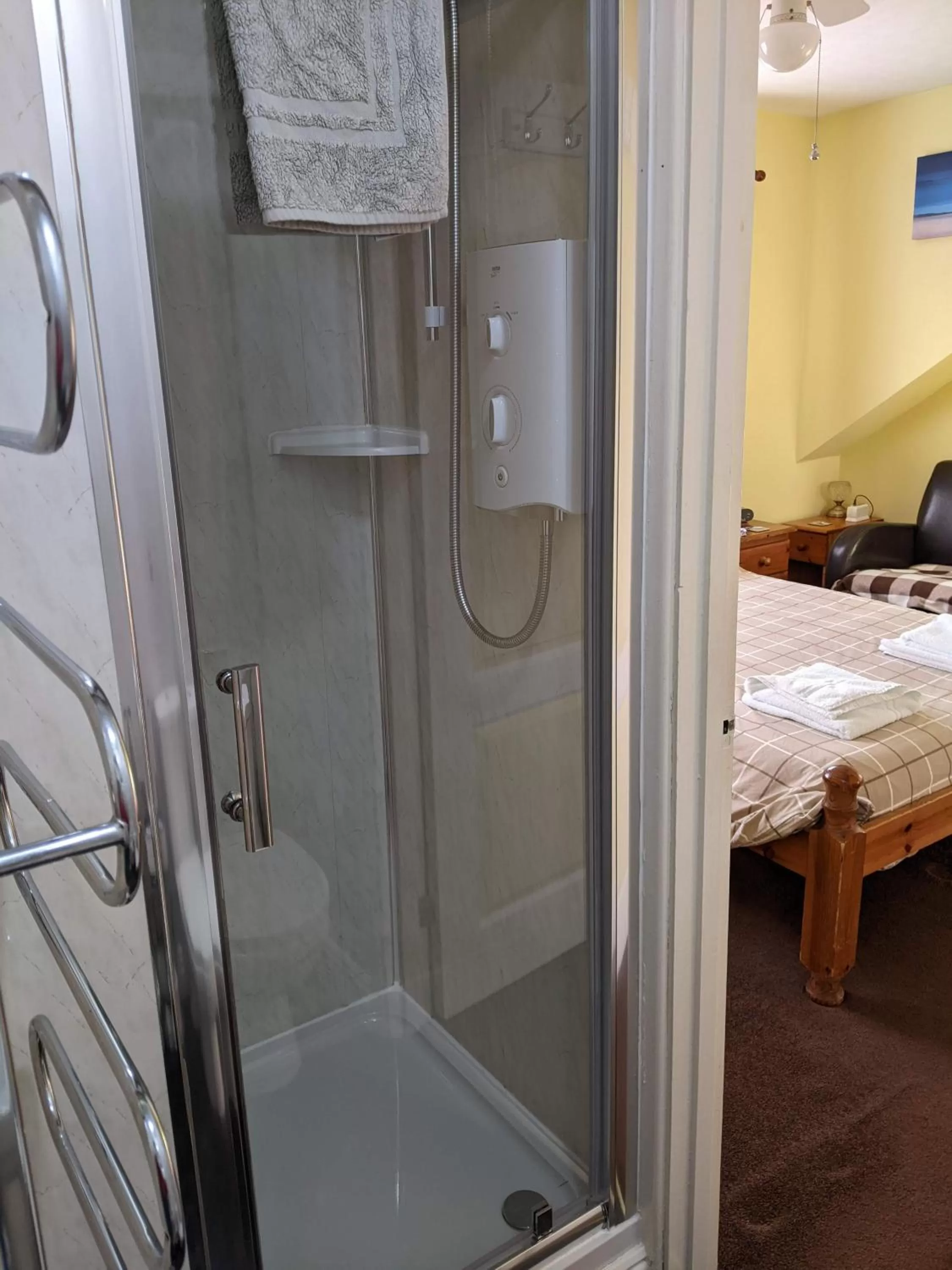 Bed in Kingswinford Guest House with Free Parking