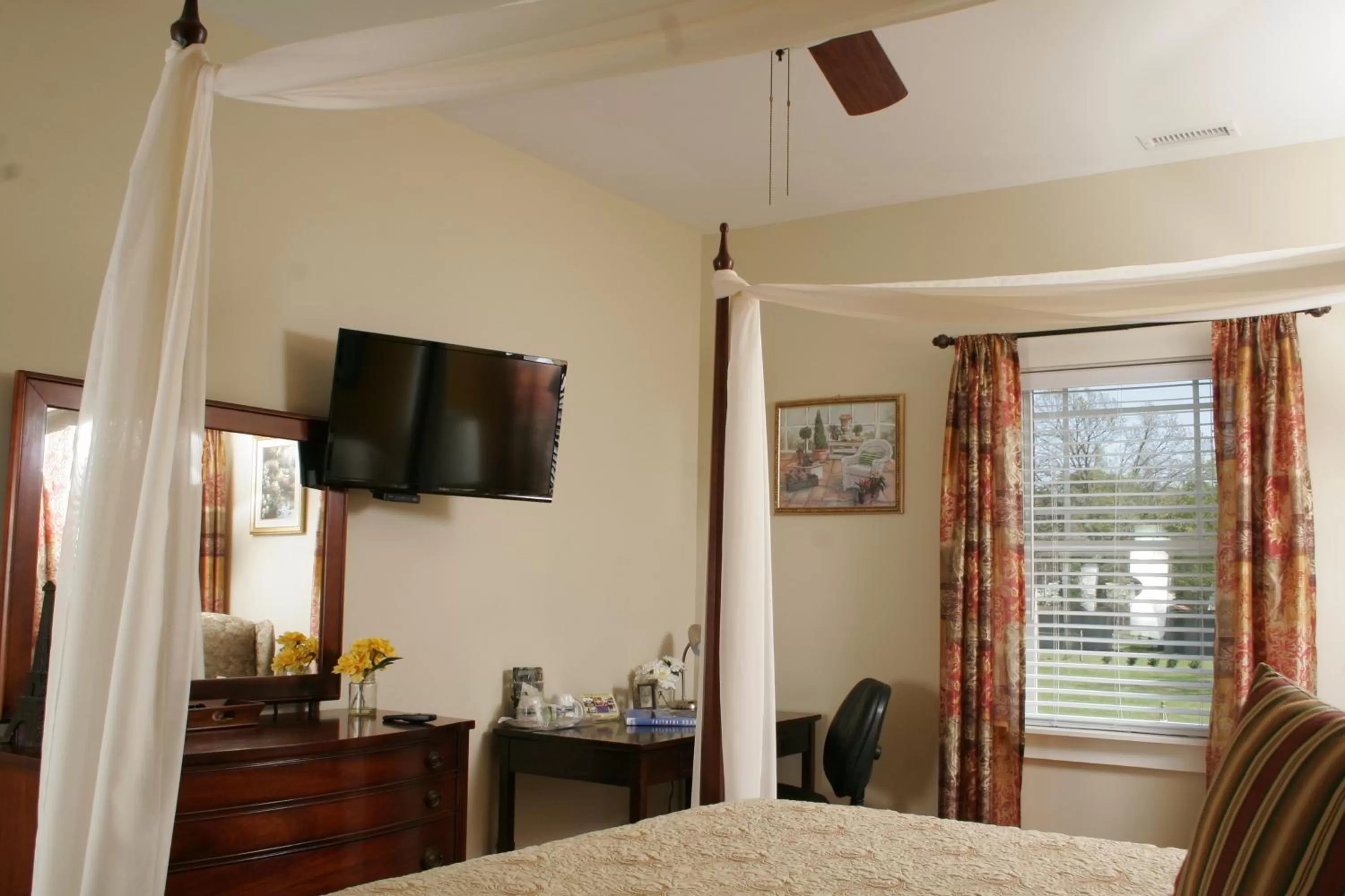 Bedroom, TV/Entertainment Center in Seven Oaks Inn Bed and Breakfast