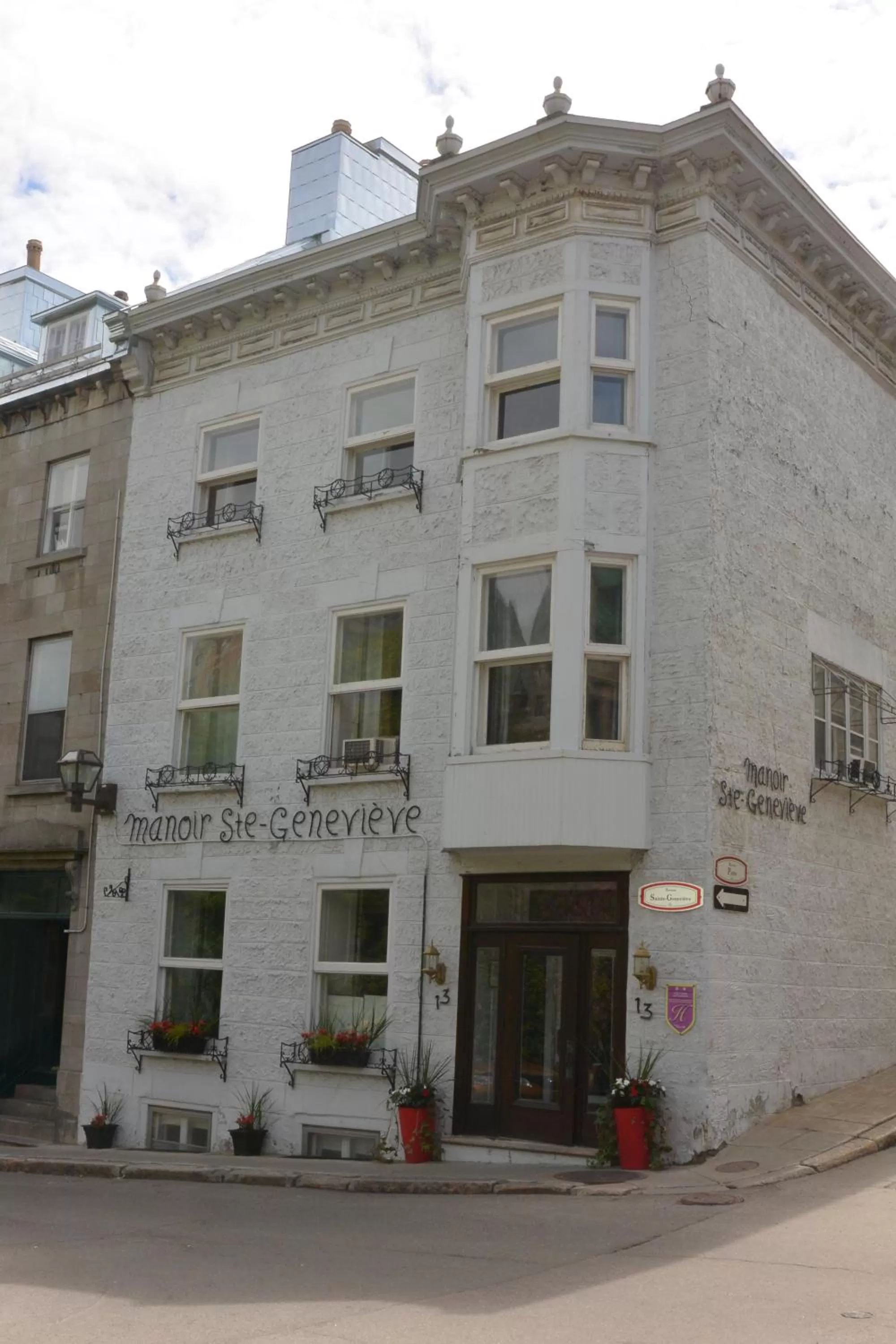 Property building in Manoir Sainte Genevieve