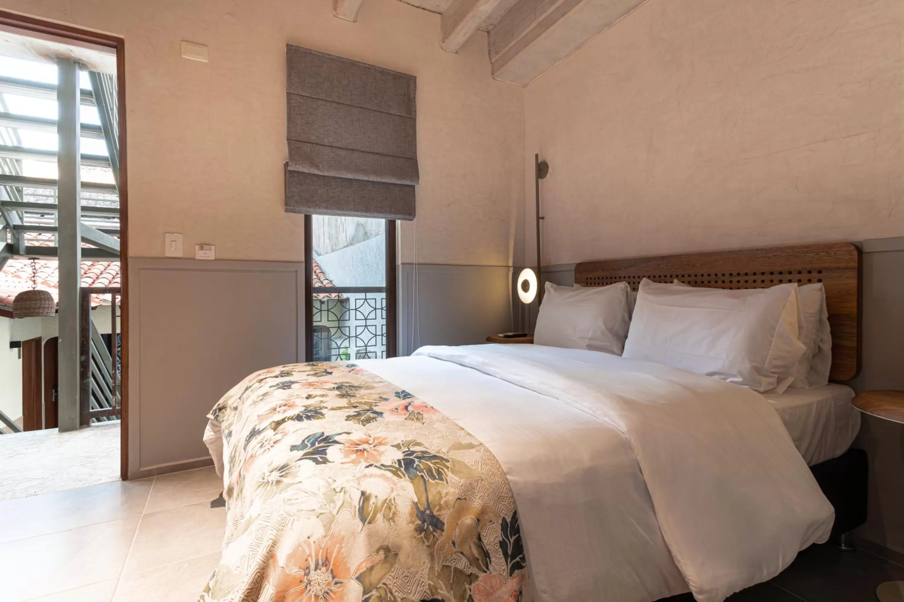 Bed in Soy Local Insignia