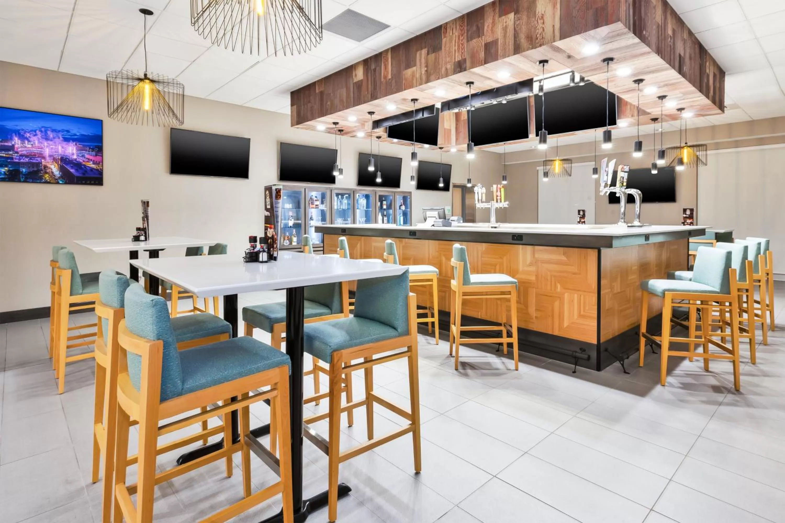 Lounge or bar in Holiday Inn & Suites - Toledo Southwest - Perrysburg by IHG