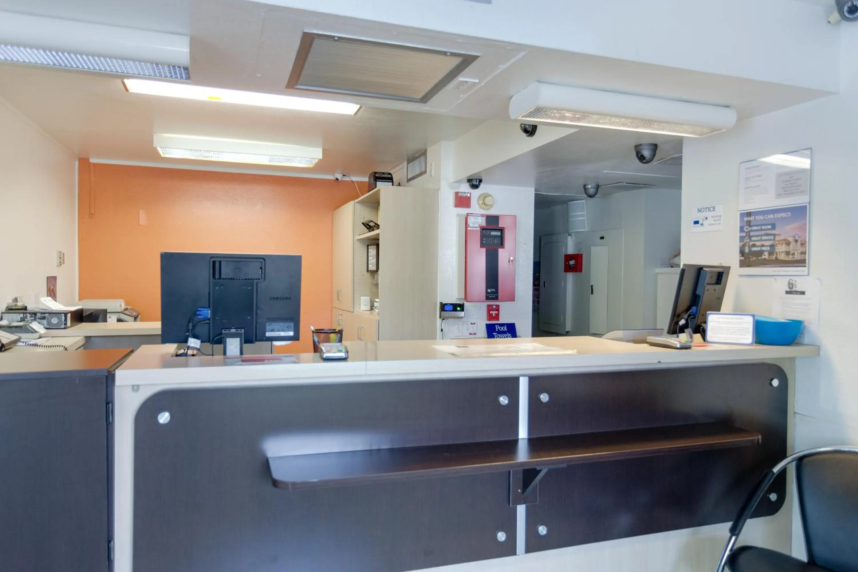 Lobby or reception in Motel 6 Weed - Mount Shasta