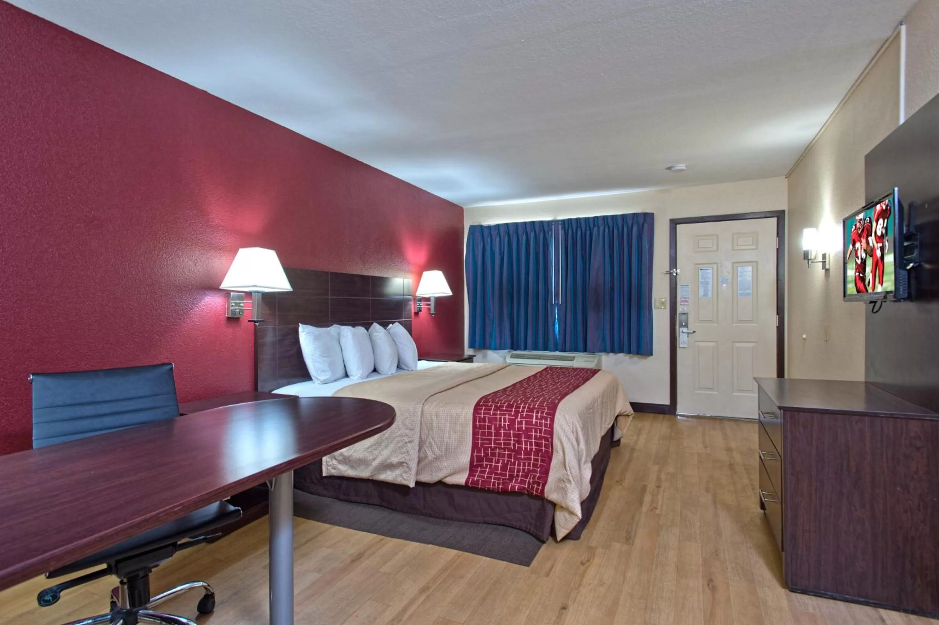 Photo of the whole room, Bed in Red Roof Inn Corpus Christi South