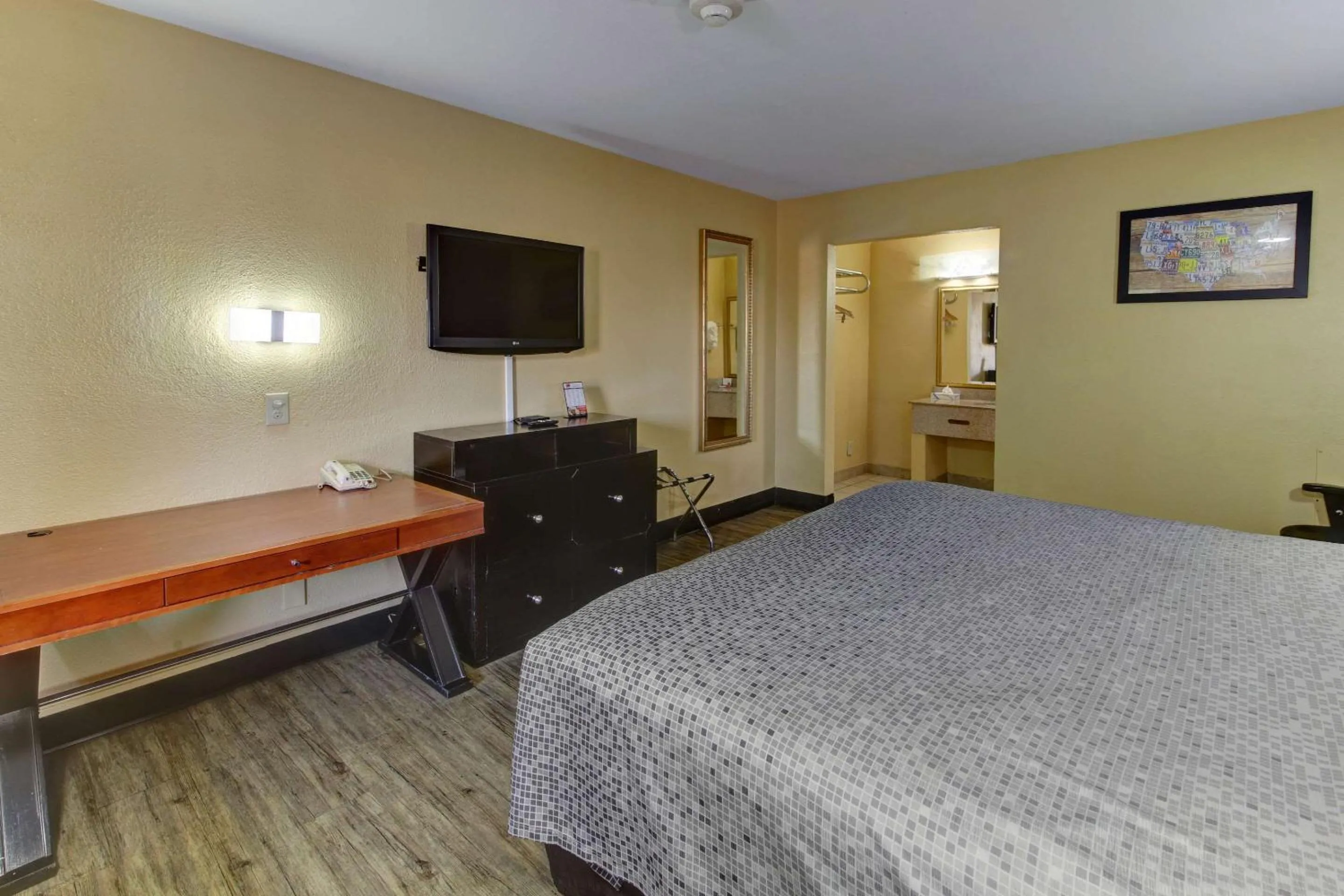 Bedroom, Bed in Econo Lodge Virginia Beach Town Center