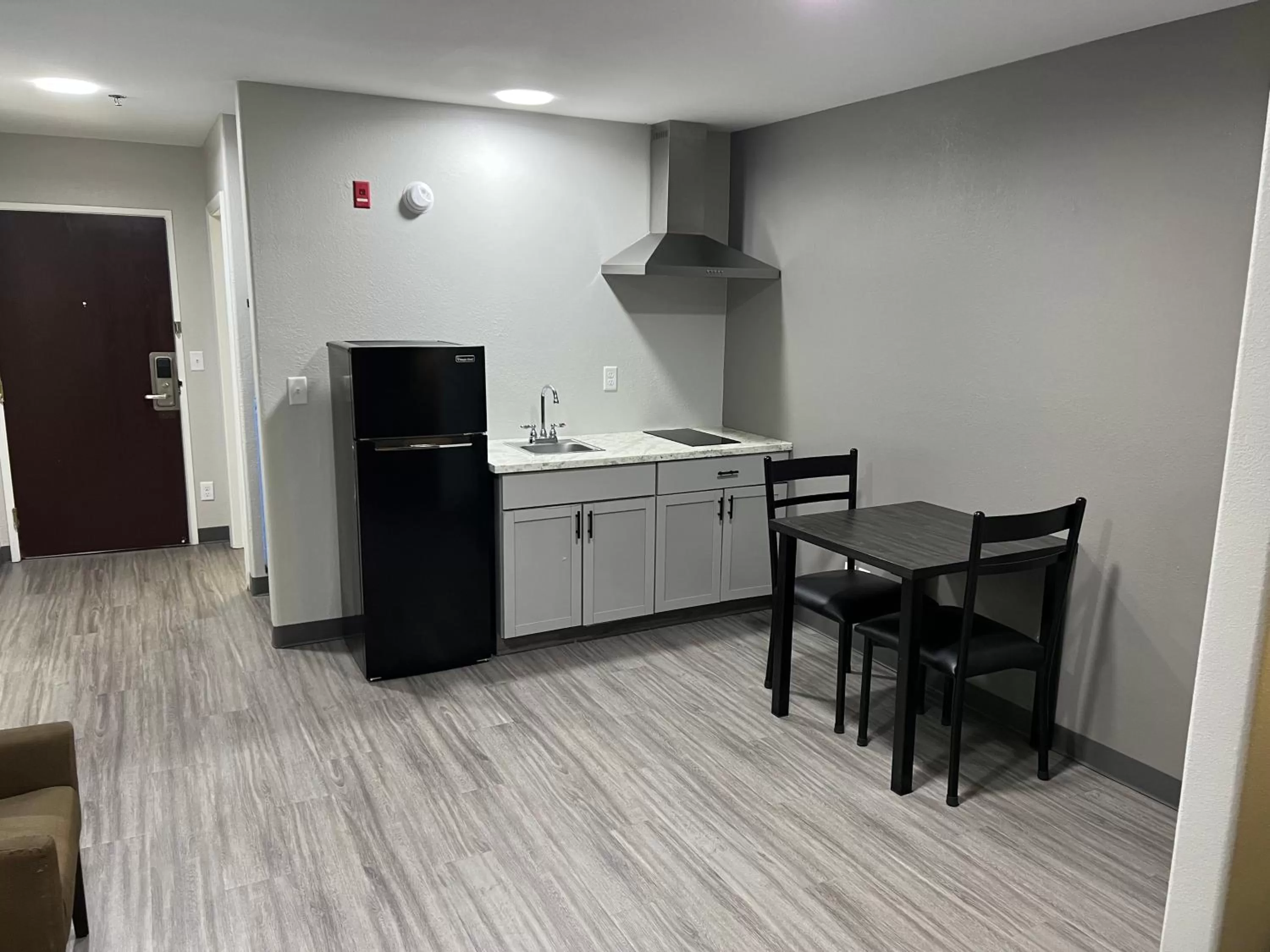 Kitchen or kitchenette in Super 8 by Wyndham Lake Charles/Sulphur