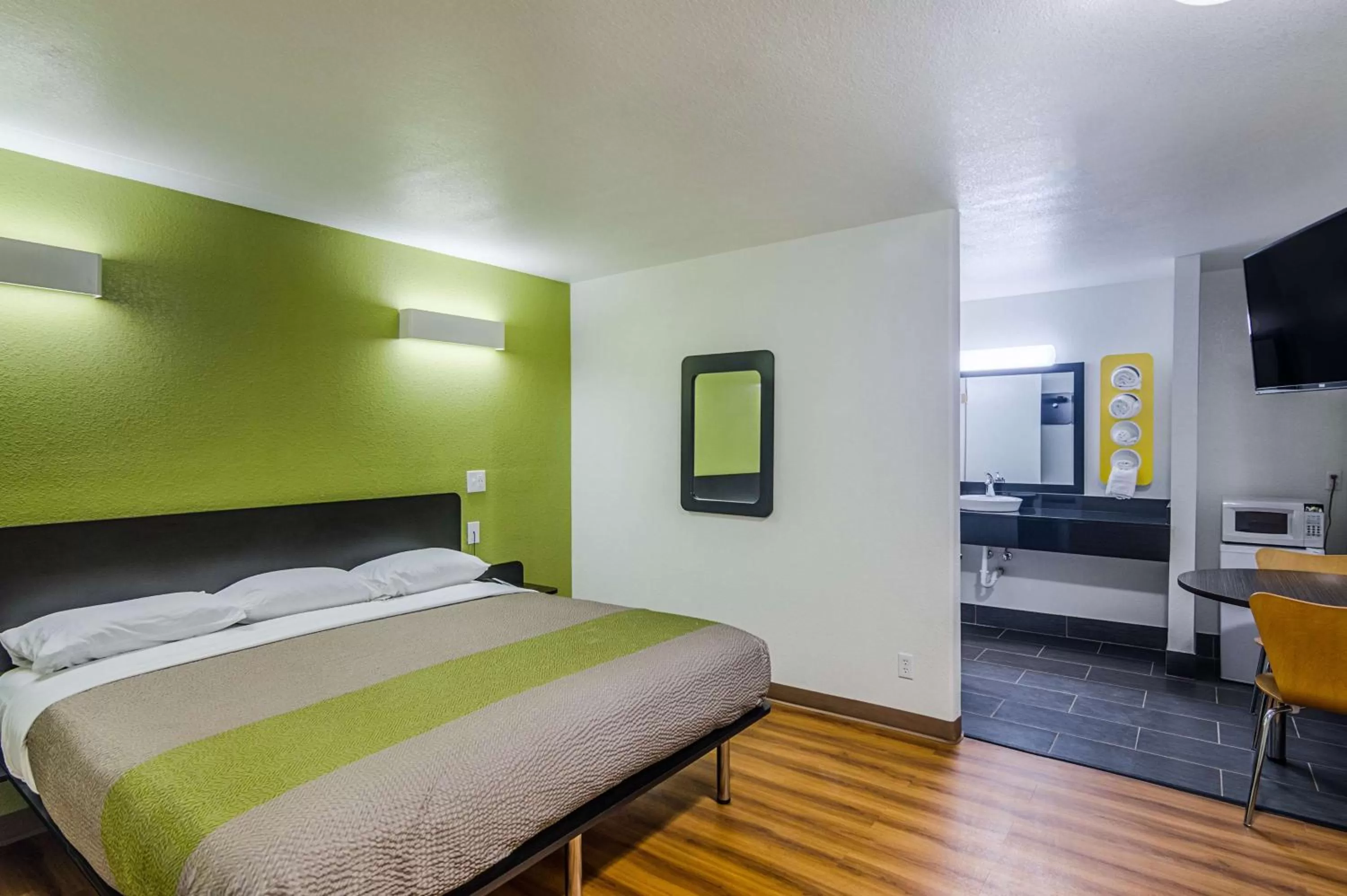 TV and multimedia, Bed in Motel 6-Childress, TX