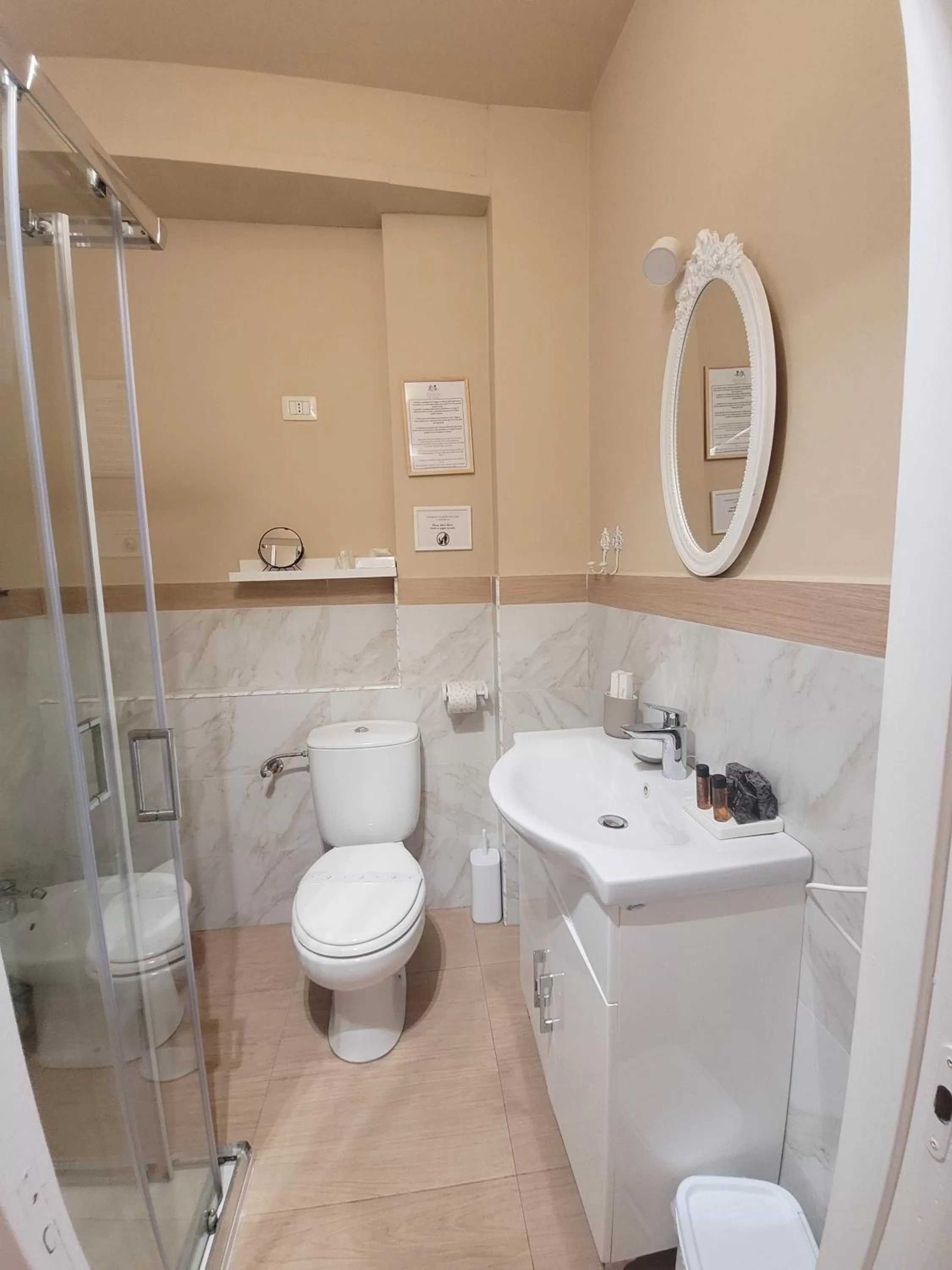 Shower in Joy's Bnb Ortigia