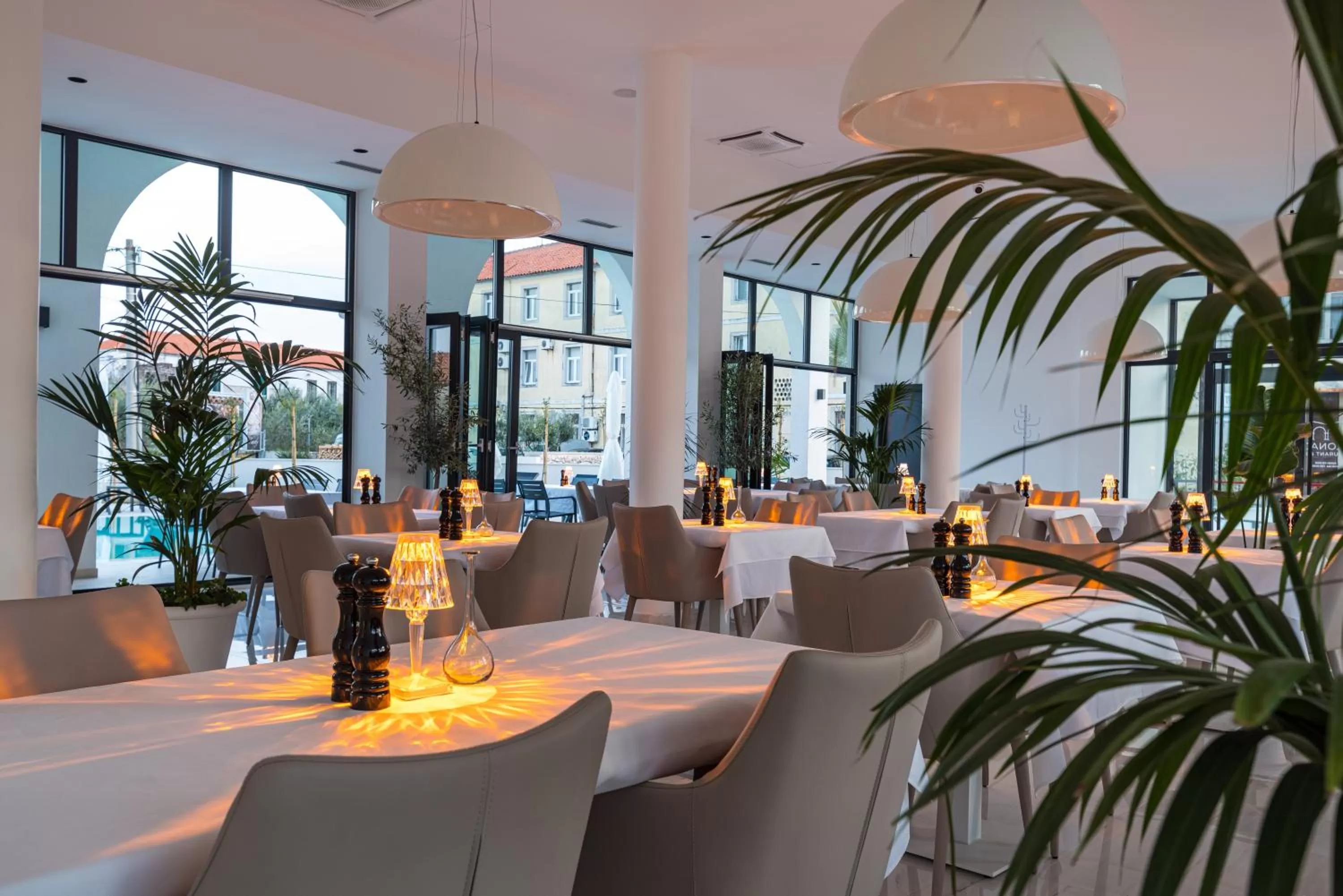 Restaurant/places to eat in Miramare Hotel