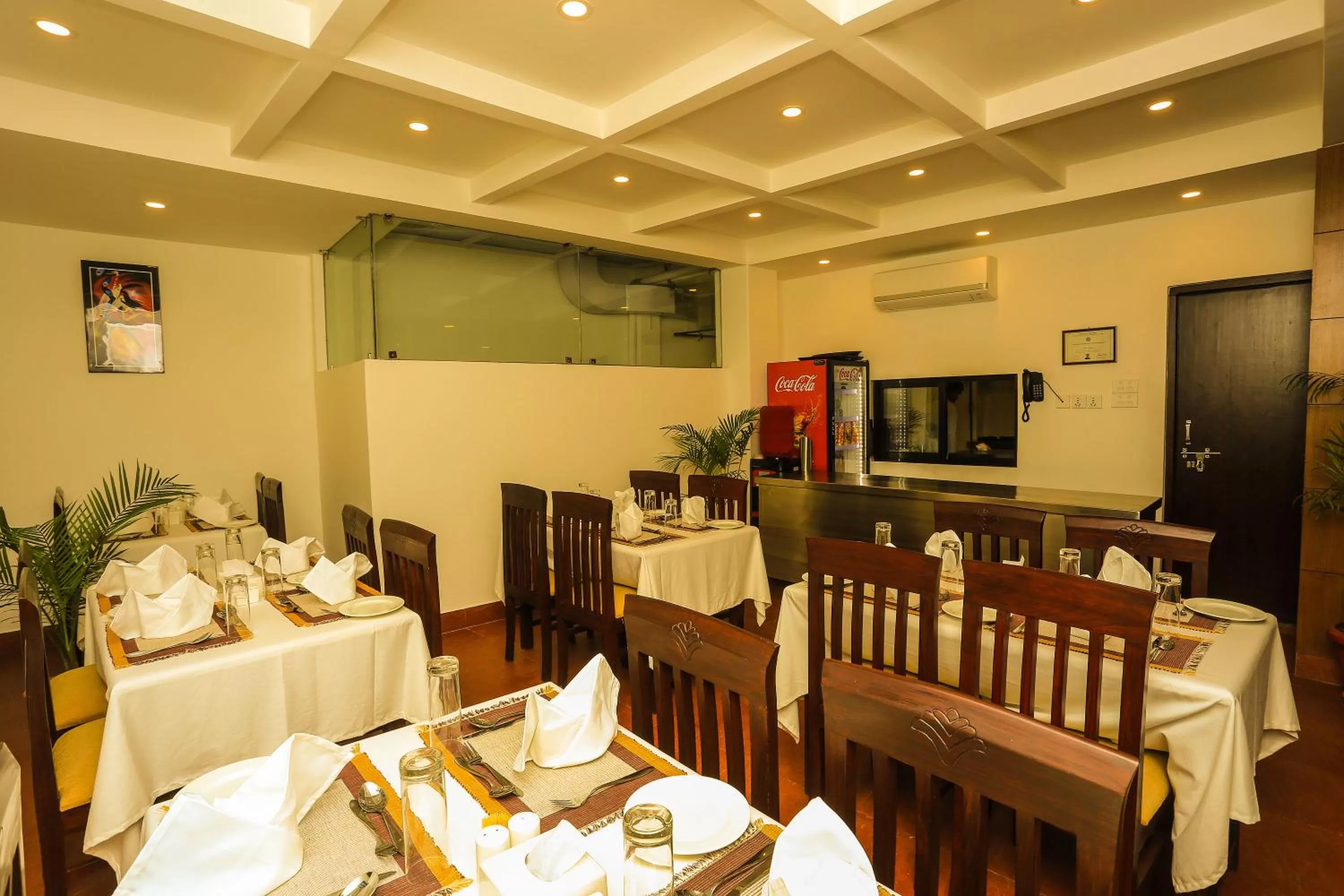 Restaurant/places to eat in Hotel Jay Suites