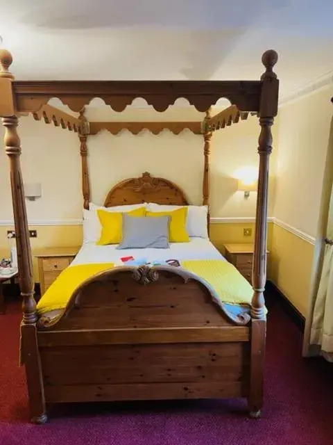 4-Poster Room in Crown & Cushion Hotel 4-Poster Room in Crown & Cushion Hotel