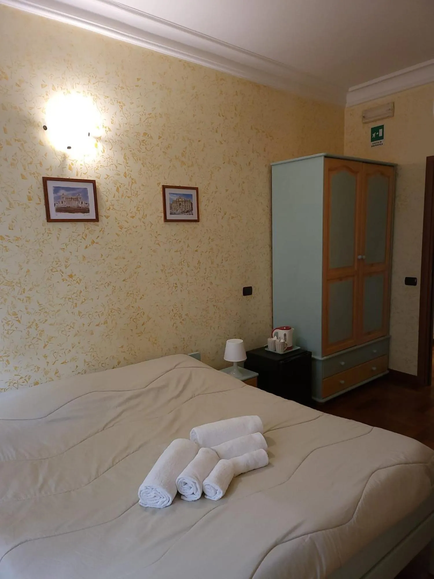 Bed in St. Peter's Rooms Rome