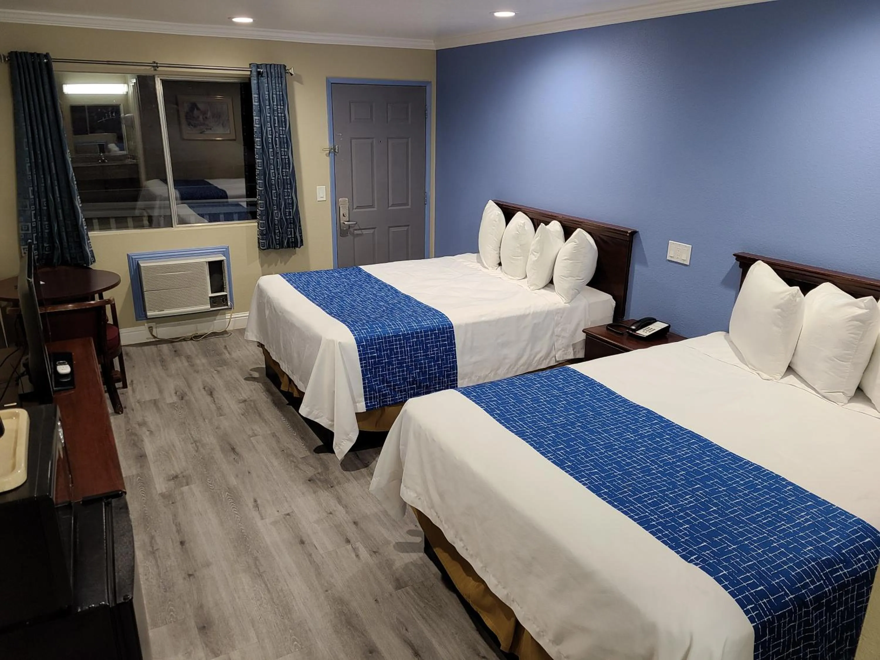 Bedroom, Bed in Travelodge by Wyndham Clearlake