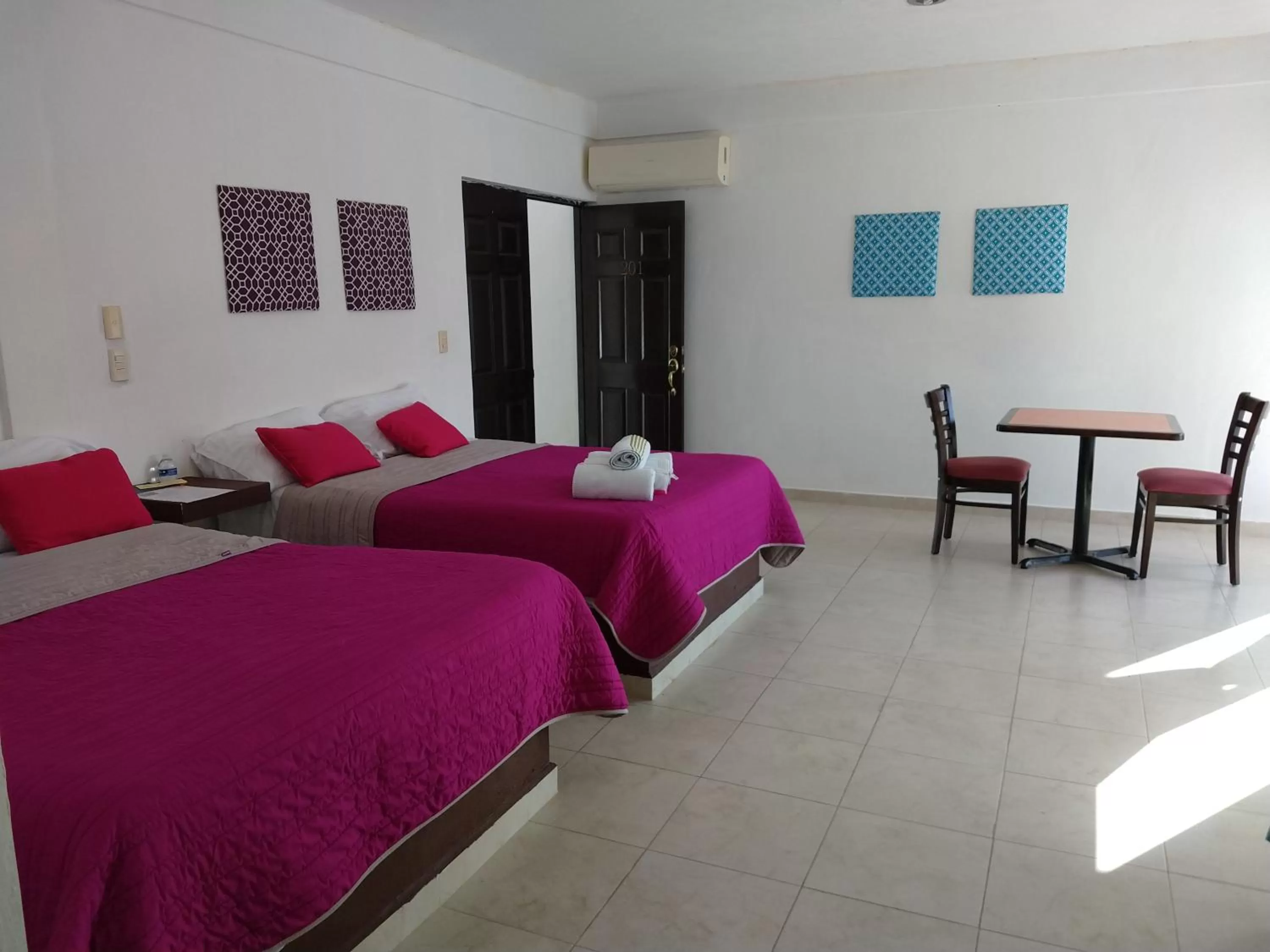 Photo of the whole room in Hotel España