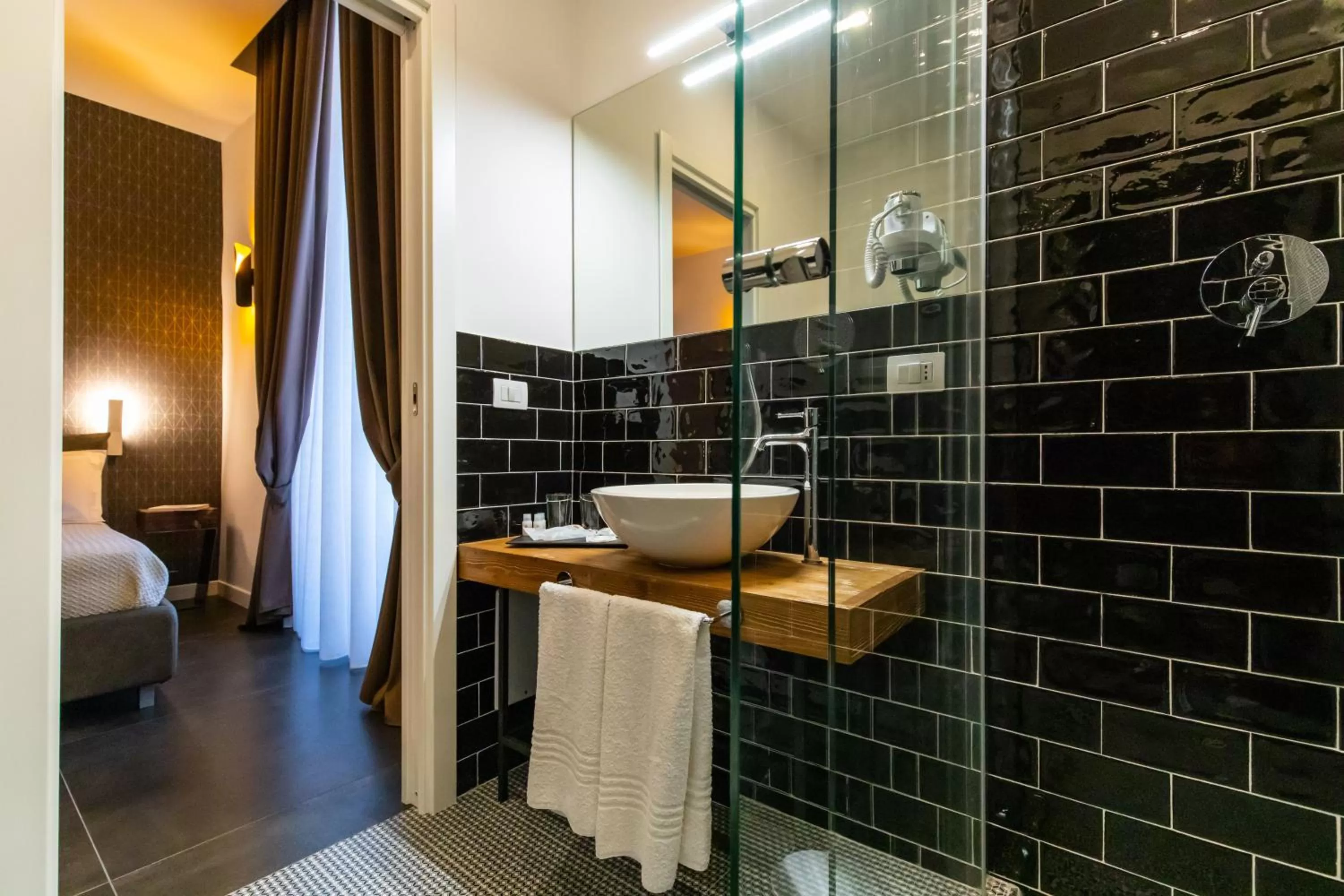 Shower, Bed in Santa Chiara Inn