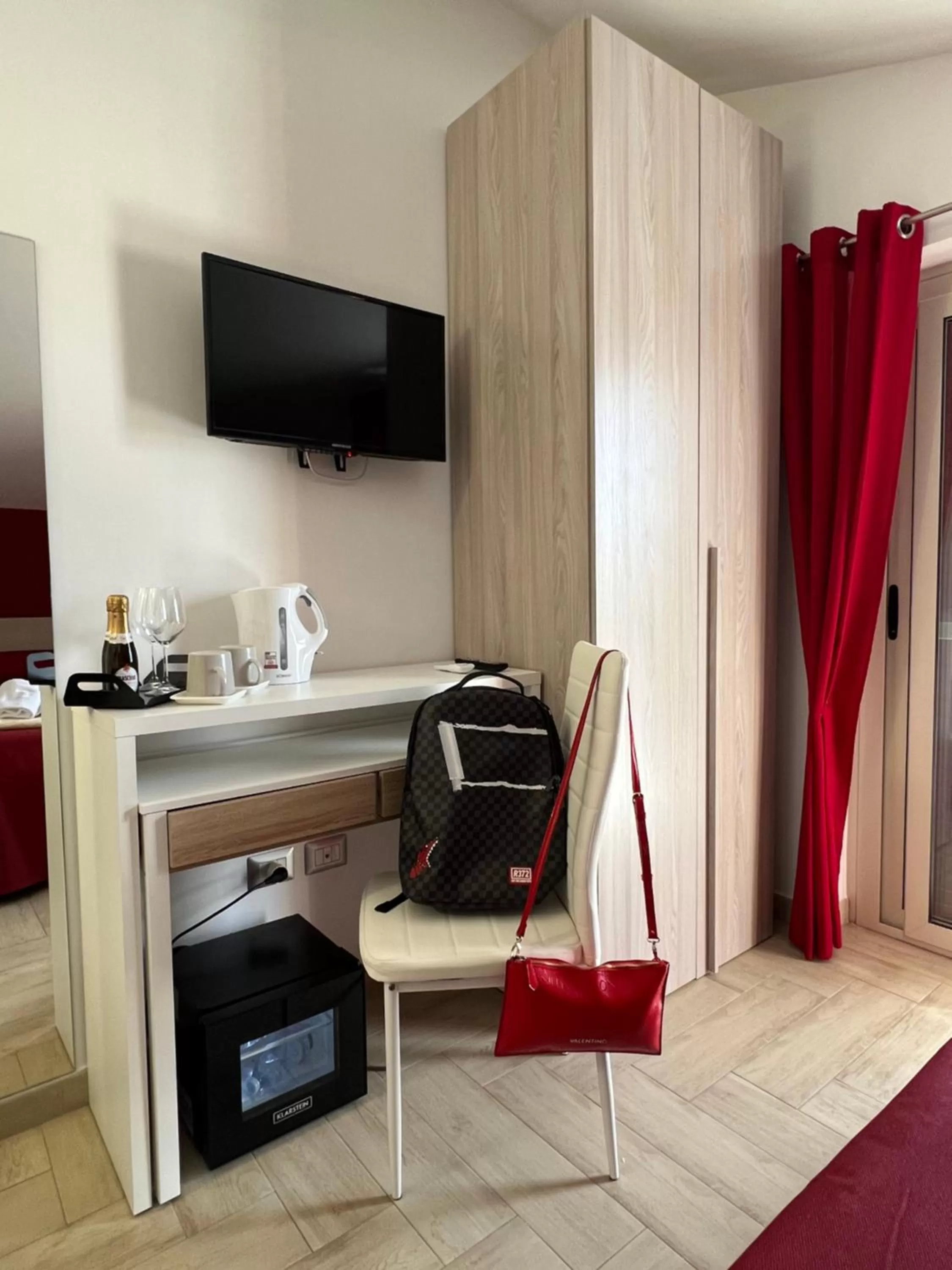 TV/Entertainment Center in Il Tempio Di Giove Suite