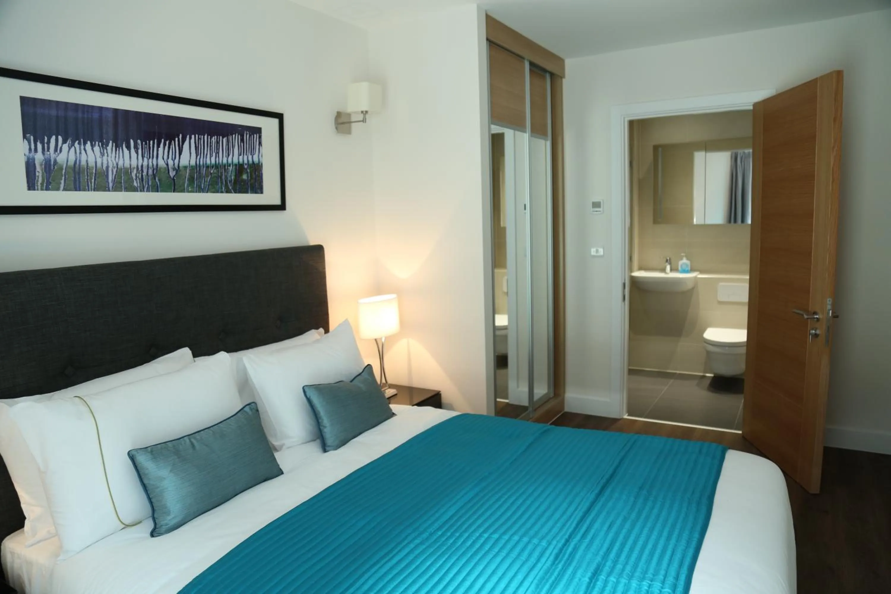 Photo of the whole room, Bed in Twyne House Apartments