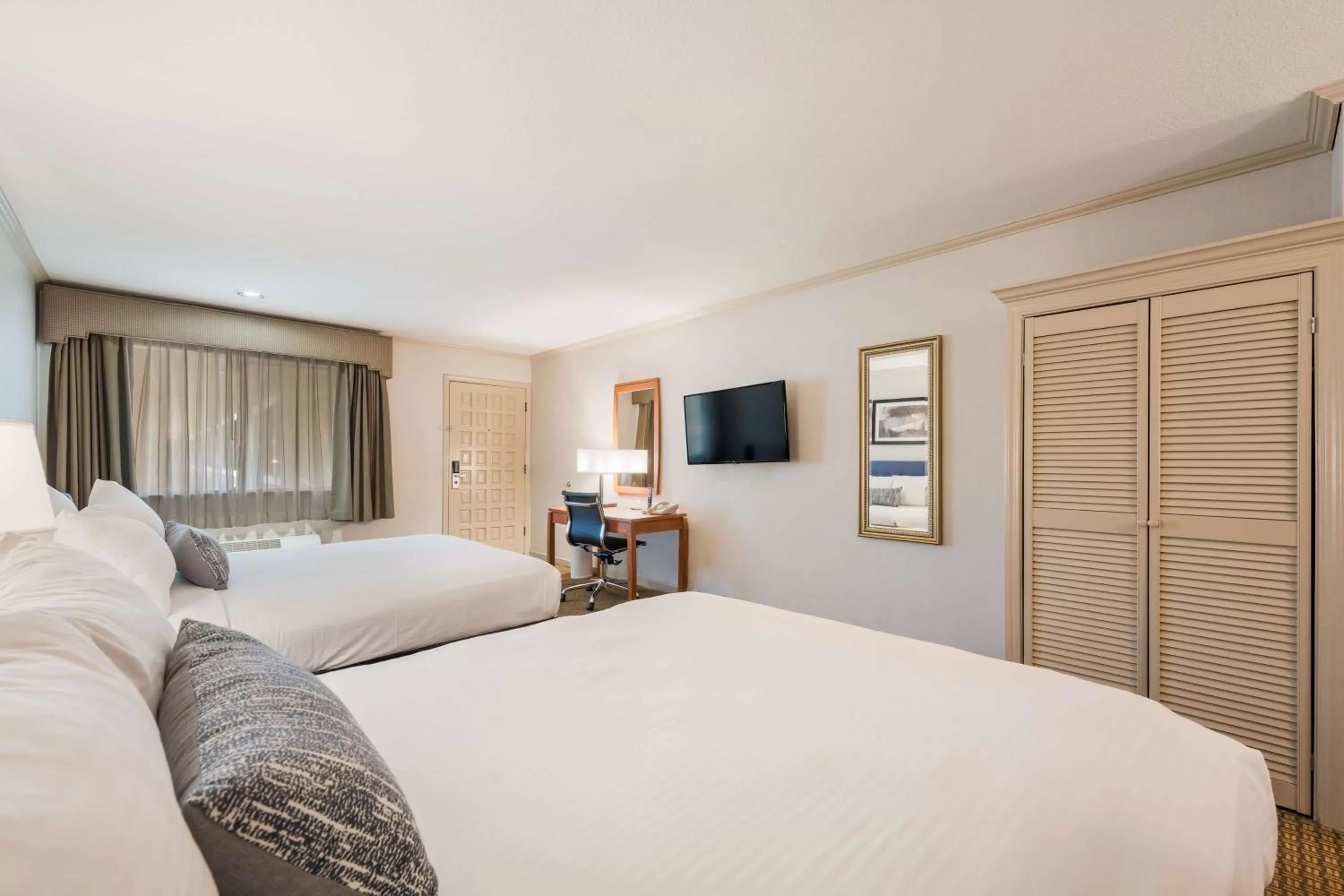 Bedroom, Bed in SureStay Plus Hotel by Best Western Mountain View