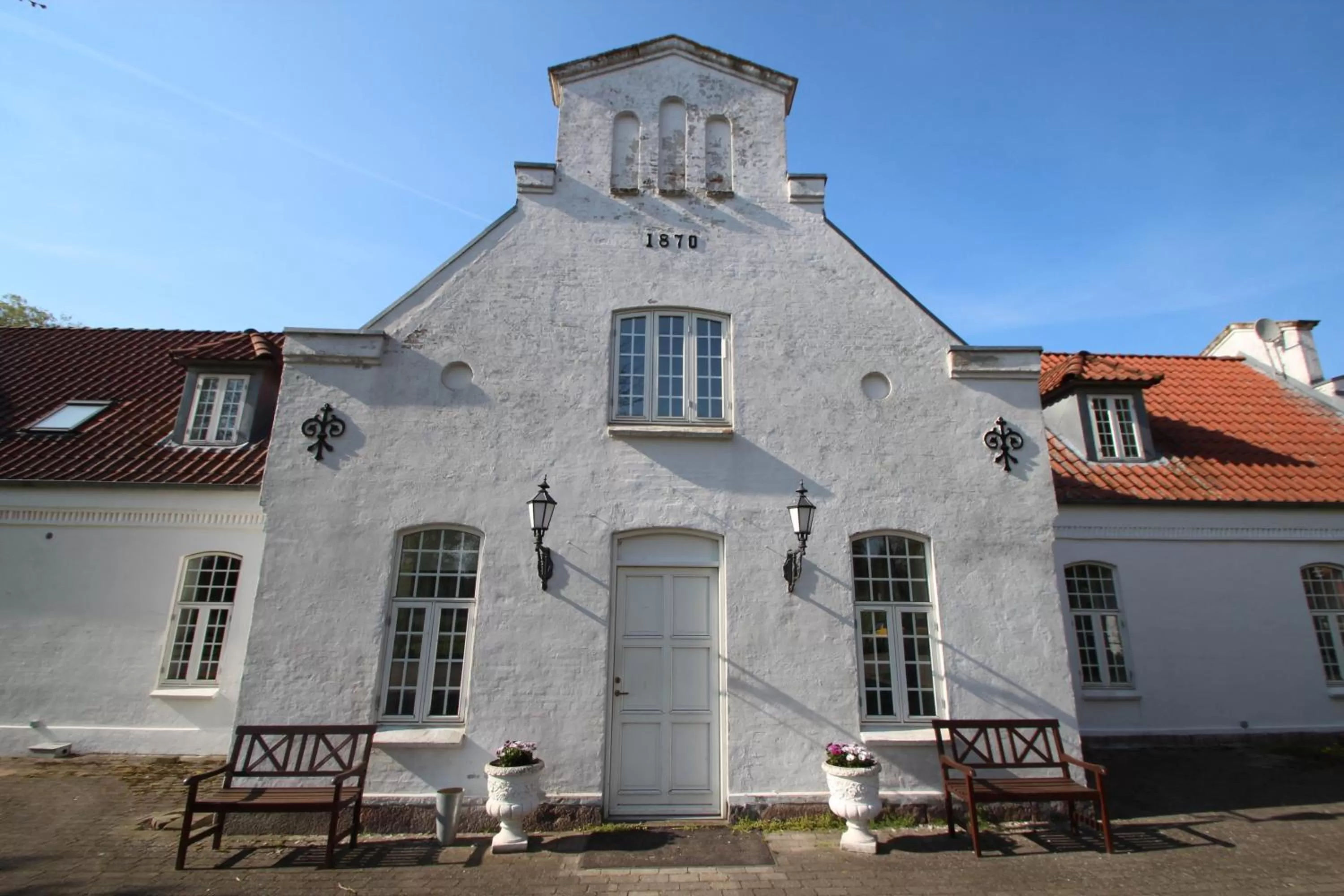 Facade/entrance in Sophiendal Manor