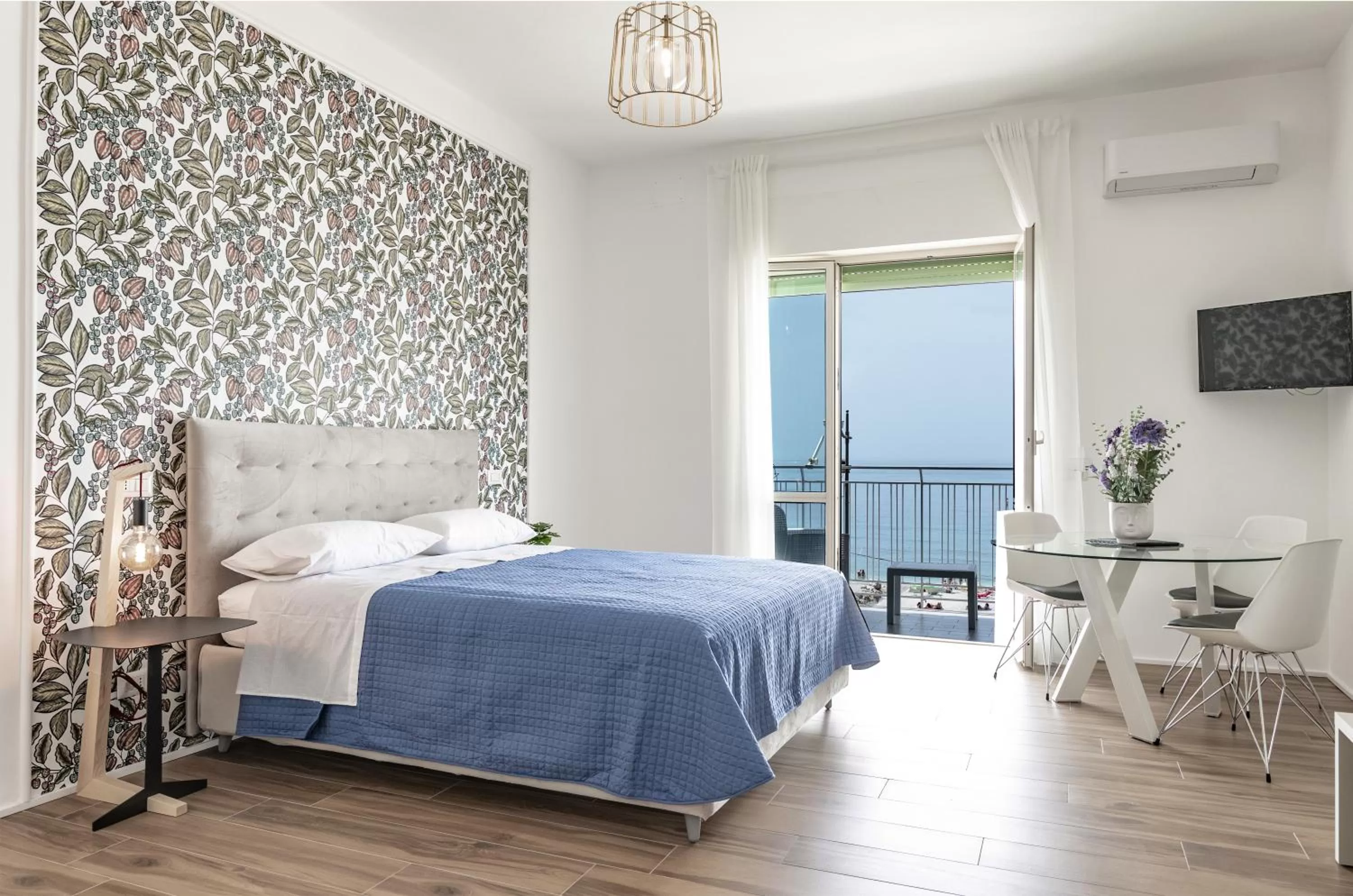 Photo of the whole room, Bed in Cas’ A Mare - Beachfront Luxury Suites