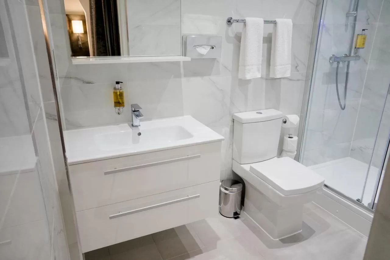 Shower in Best Western Buckingham Palace Rd