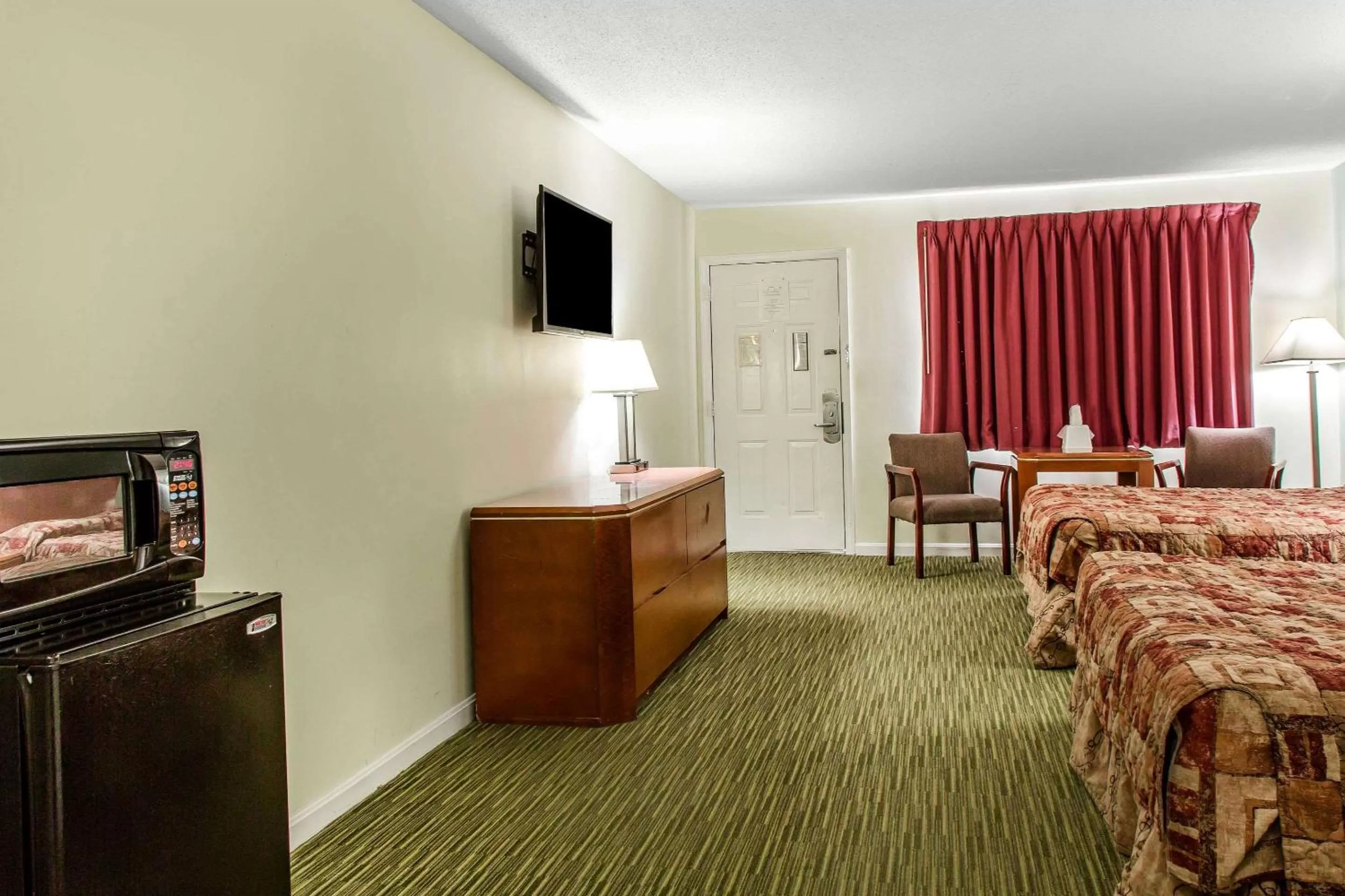 Photo of the whole room, Bed in Rodeway Inn Groton - New London
