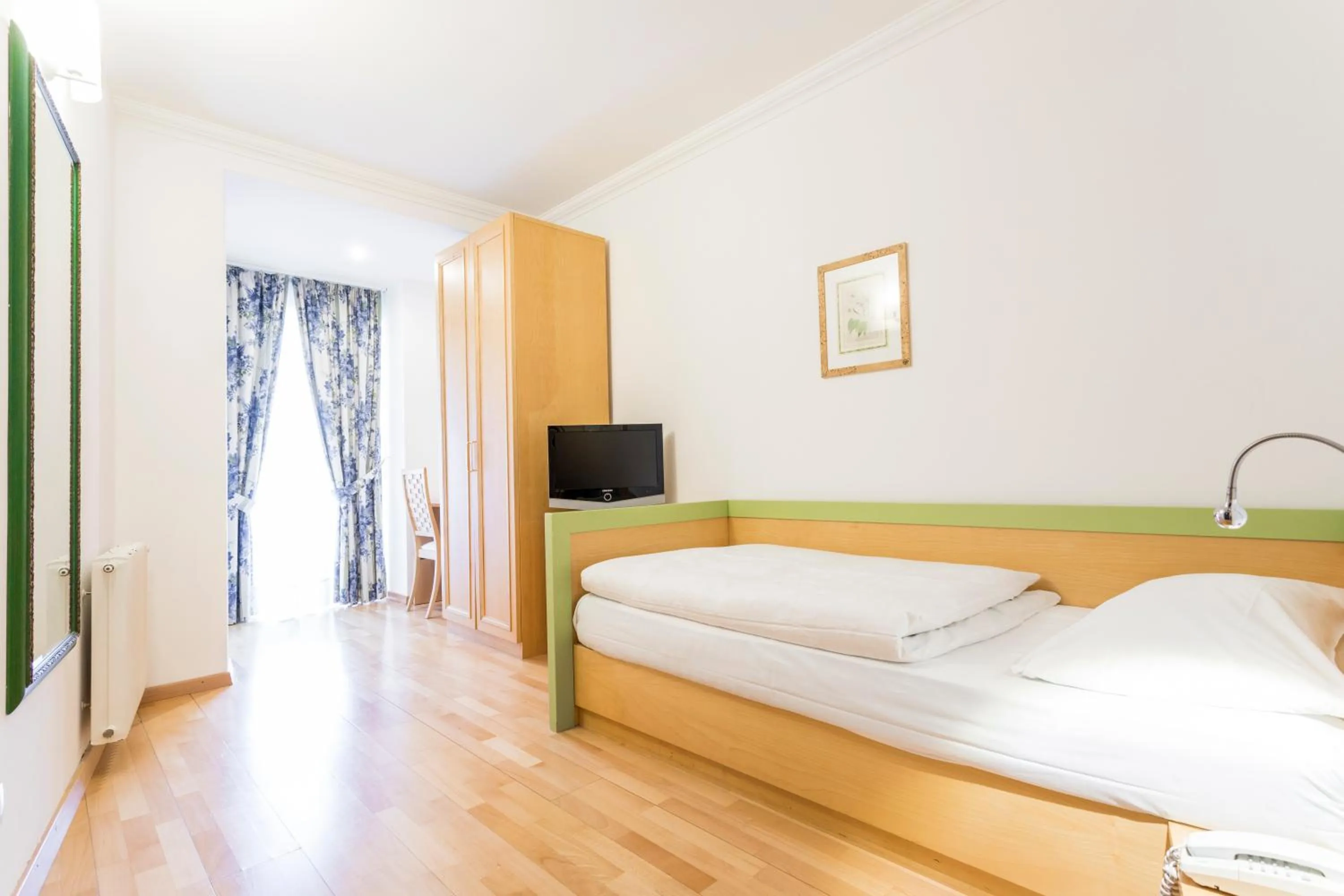 Photo of the whole room, Bed in Business Resort Parkhotel Werth