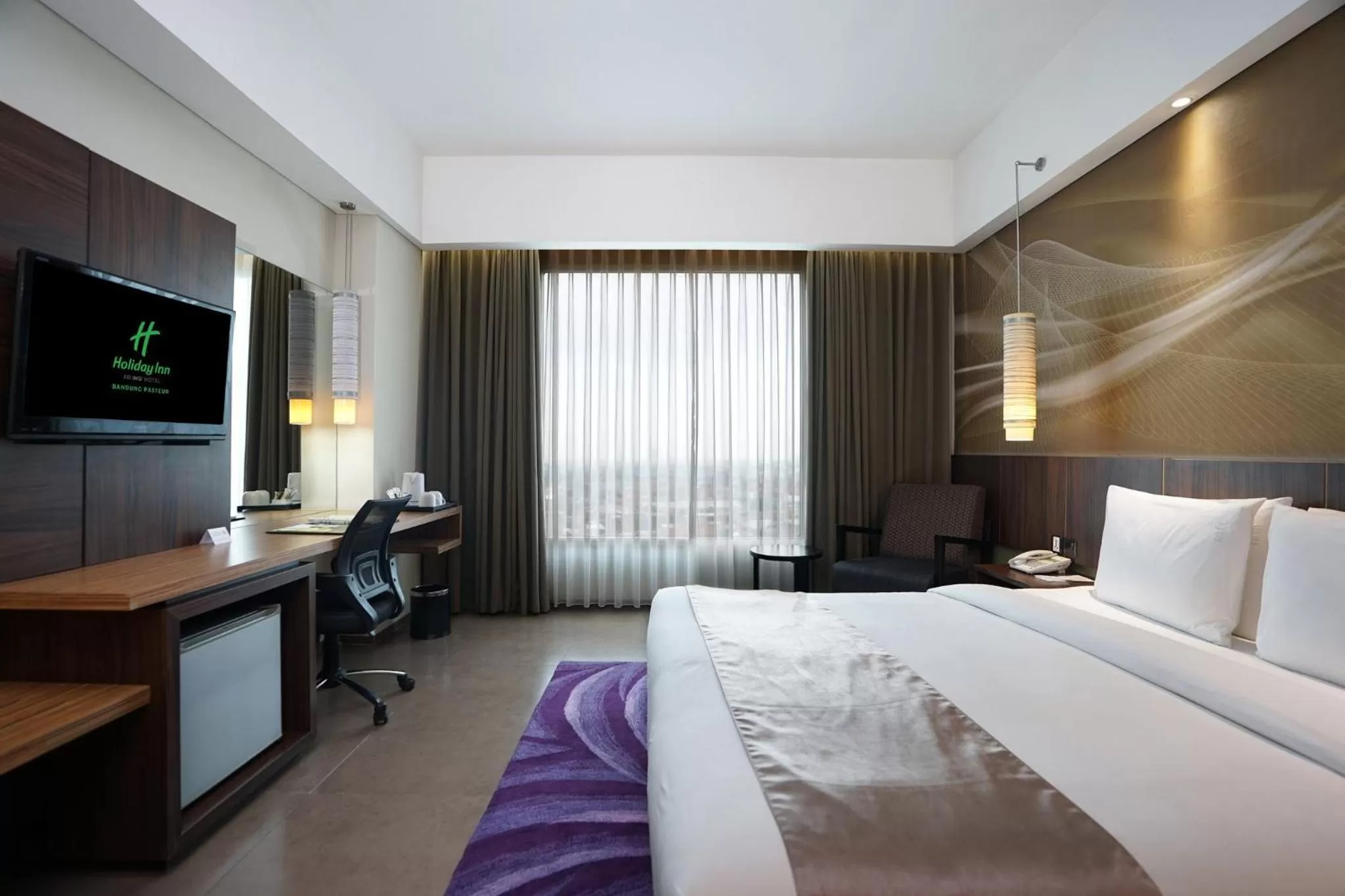 Photo of the whole room, Bed in Holiday Inn Bandung Pasteur by IHG