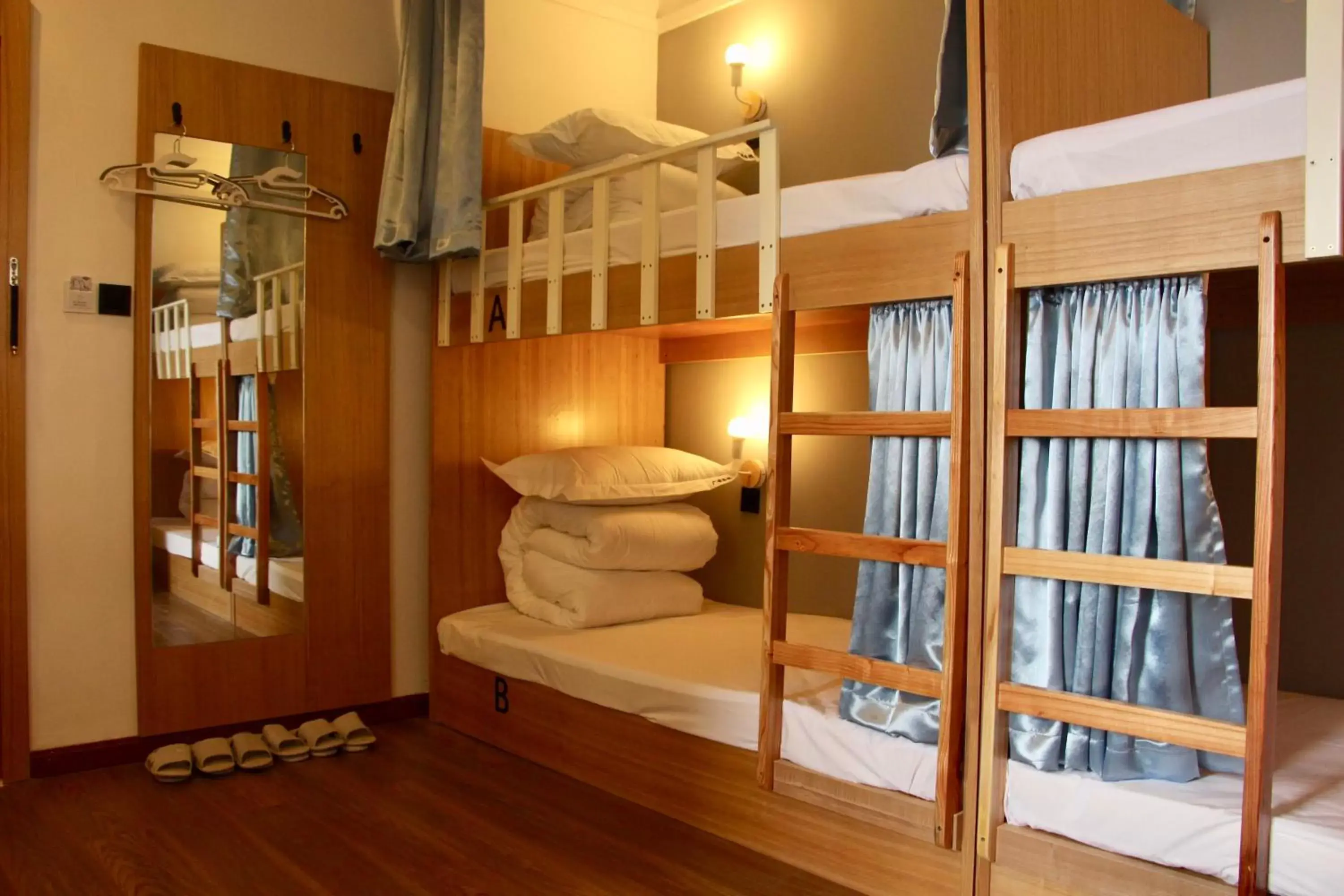 Bed in 6-Bed Men's Dormitory Room in Guilin Travel light Hostel Bed in 6-Bed Men's Dormitory Room in Guilin Travel light Hostel