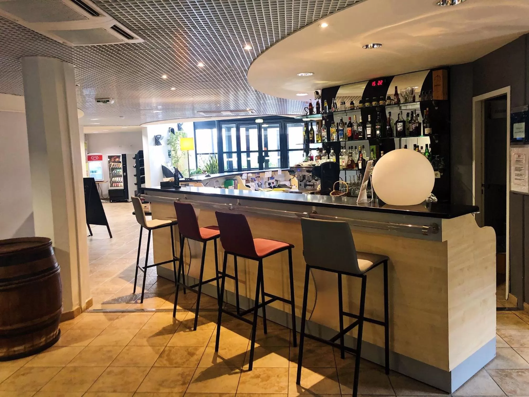 Lounge or bar in HDB Hôtel De Bernin - ex Domaine des Fontaines