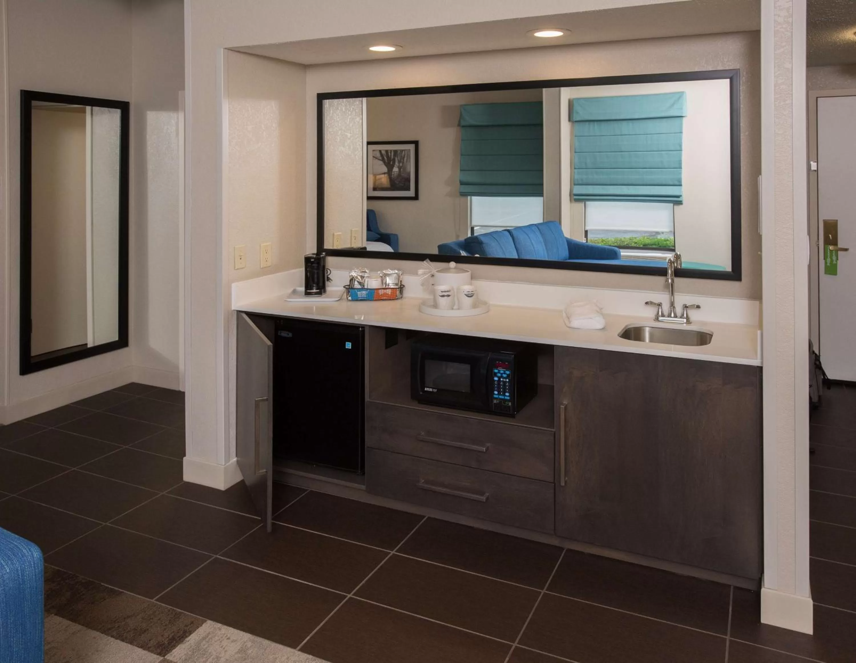 Living room in Hampton Inn Wooster