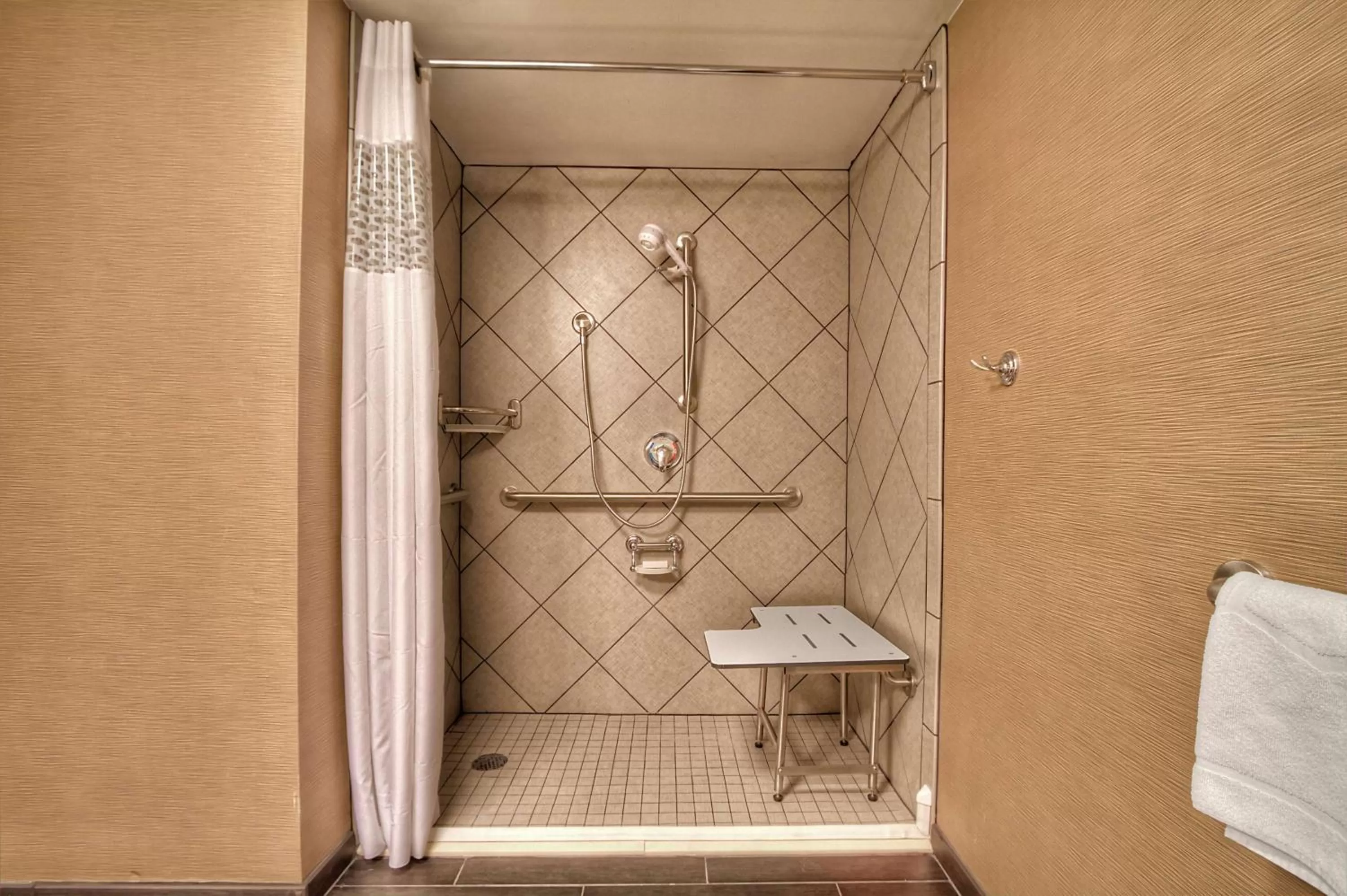 Bathroom in Hampton Inn Jonesville/Elkin