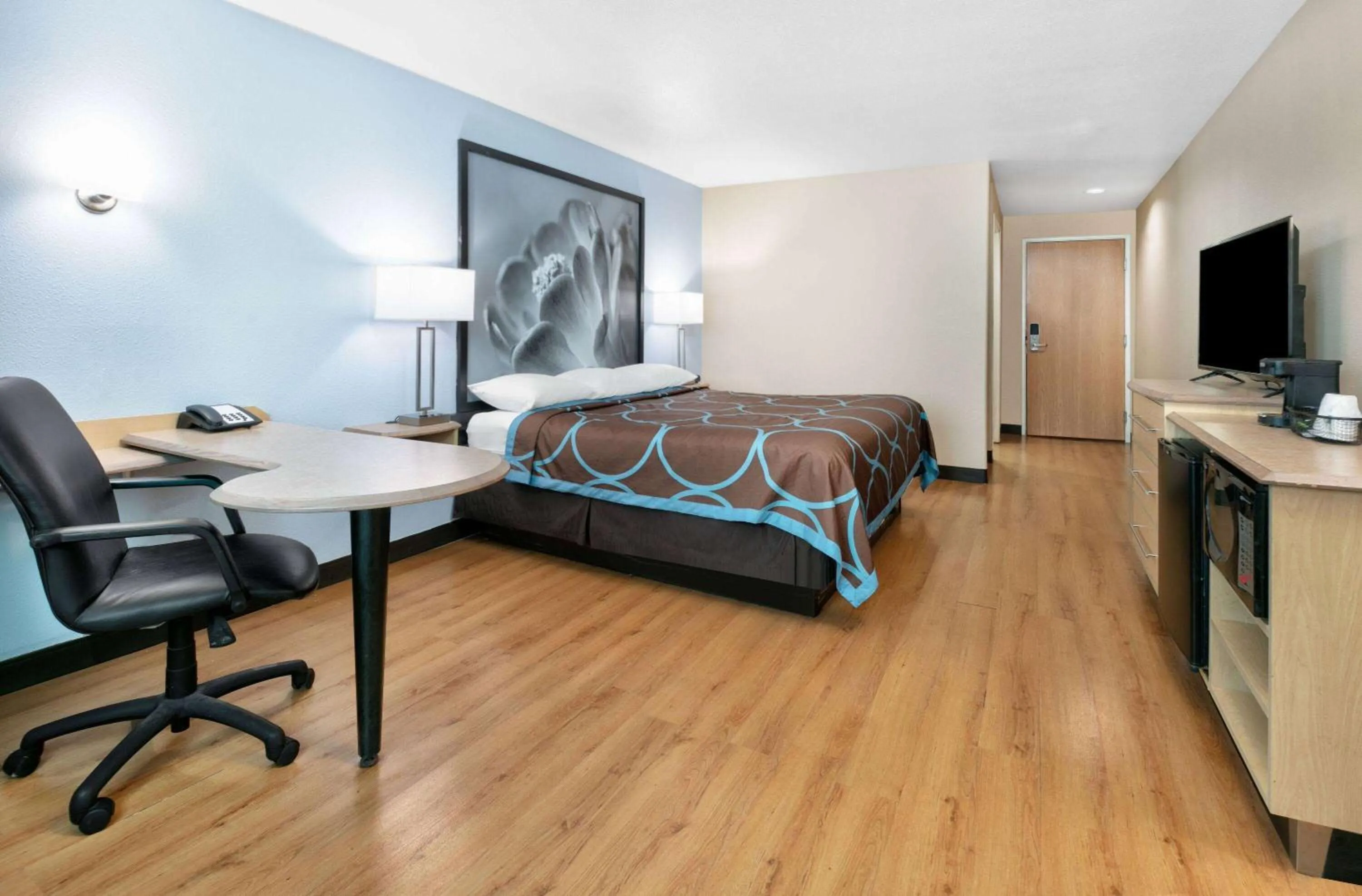 Photo of the whole room, Bed in Super 8 by Wyndham New Braunfels I-35