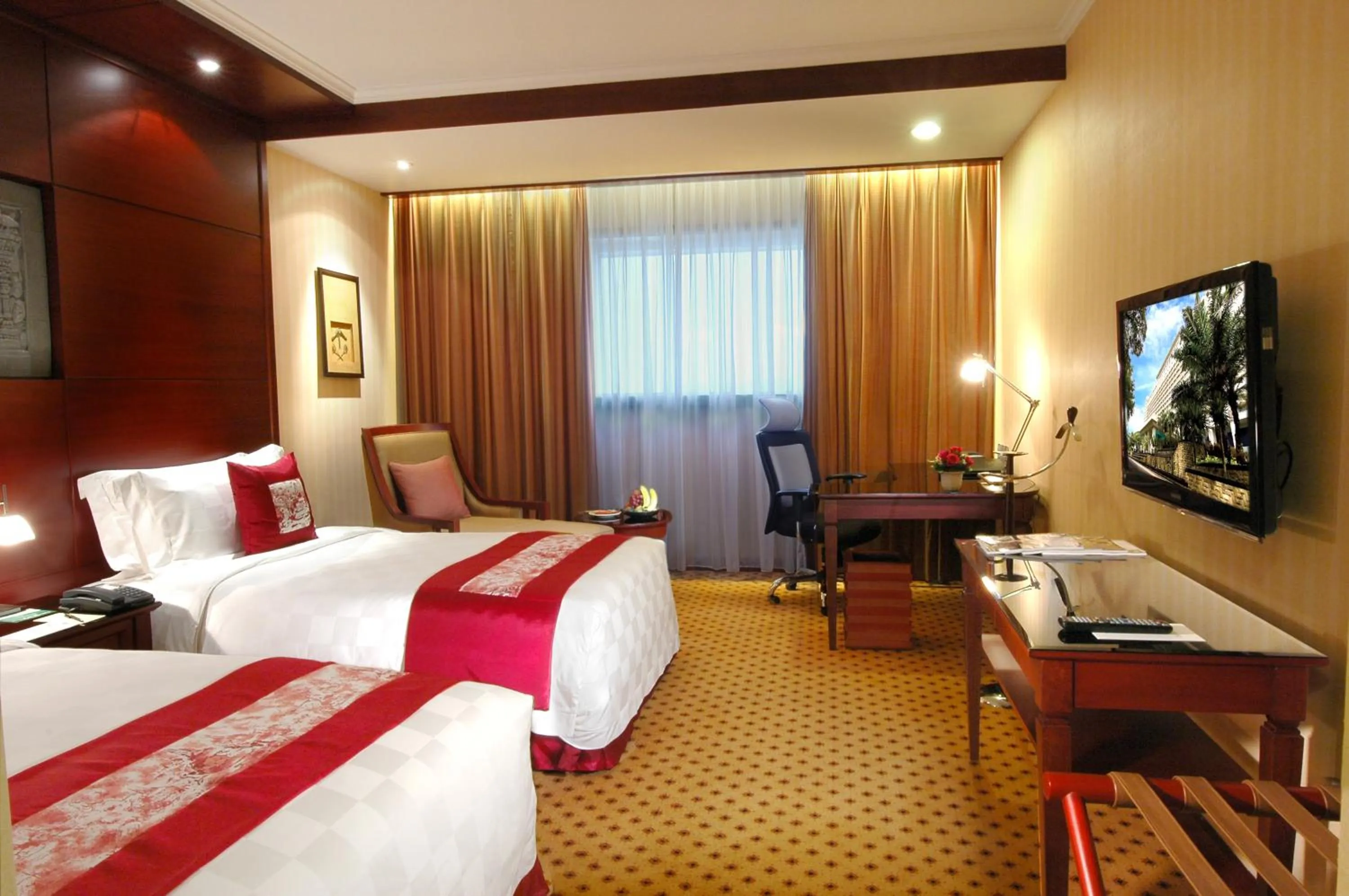 Photo of the whole room, Bed in Hotel Borobudur Jakarta