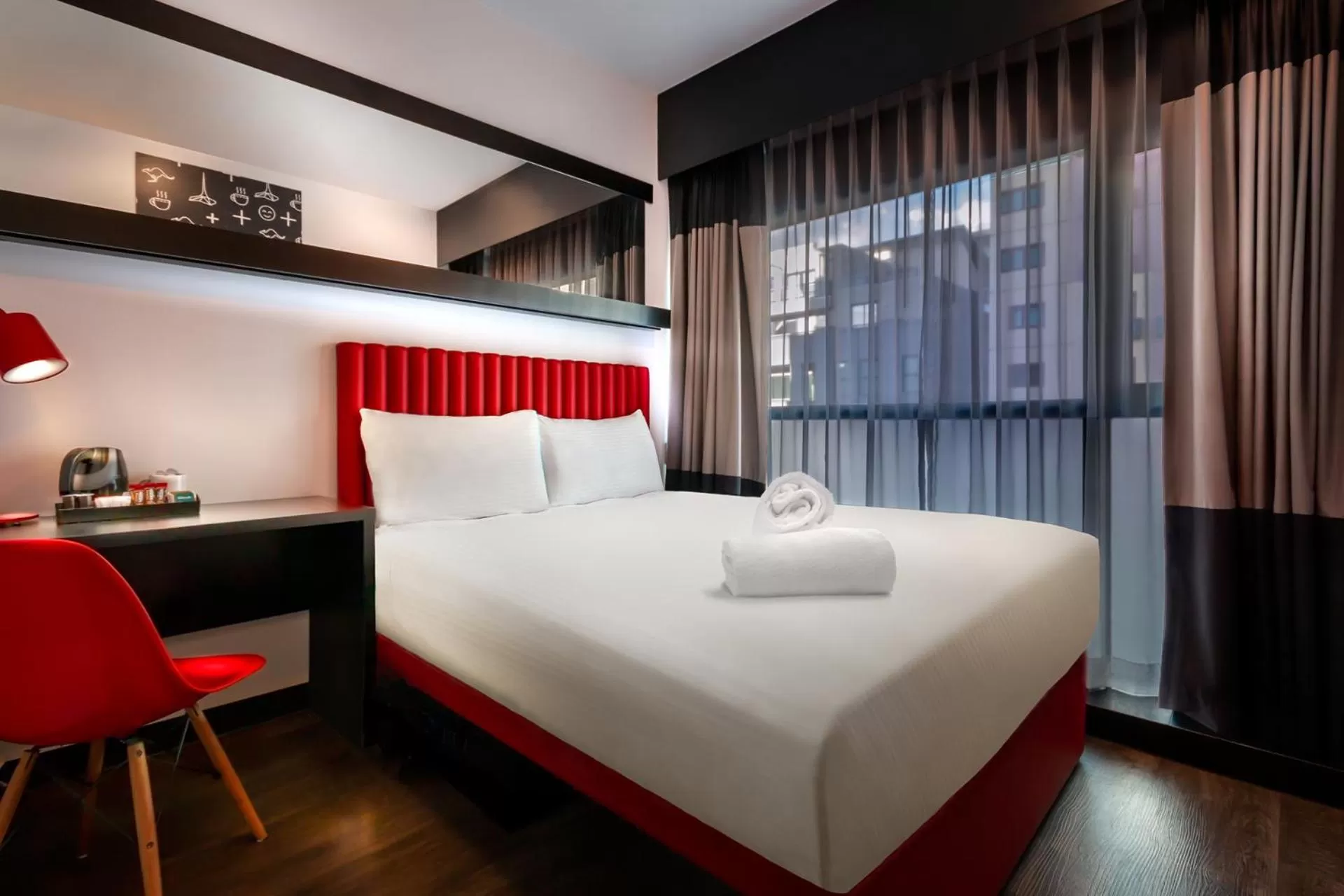 Bed in Essence Hotel Carlton