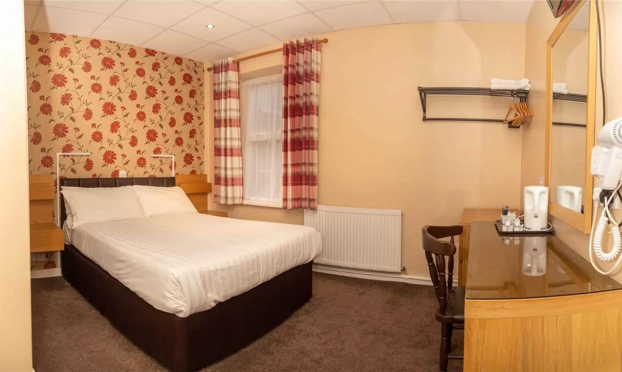 Bedroom, Bed in The Lawton