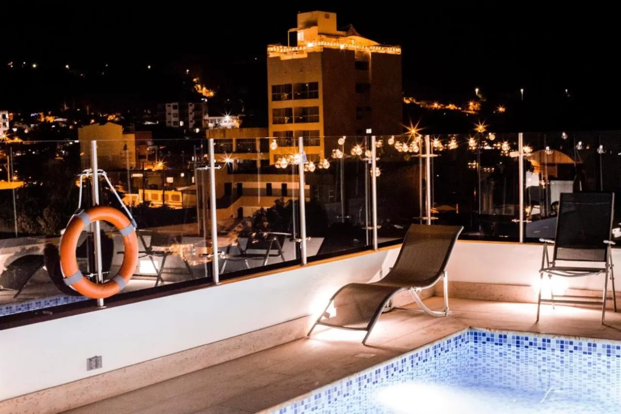 Night in Hotel Grand H&R