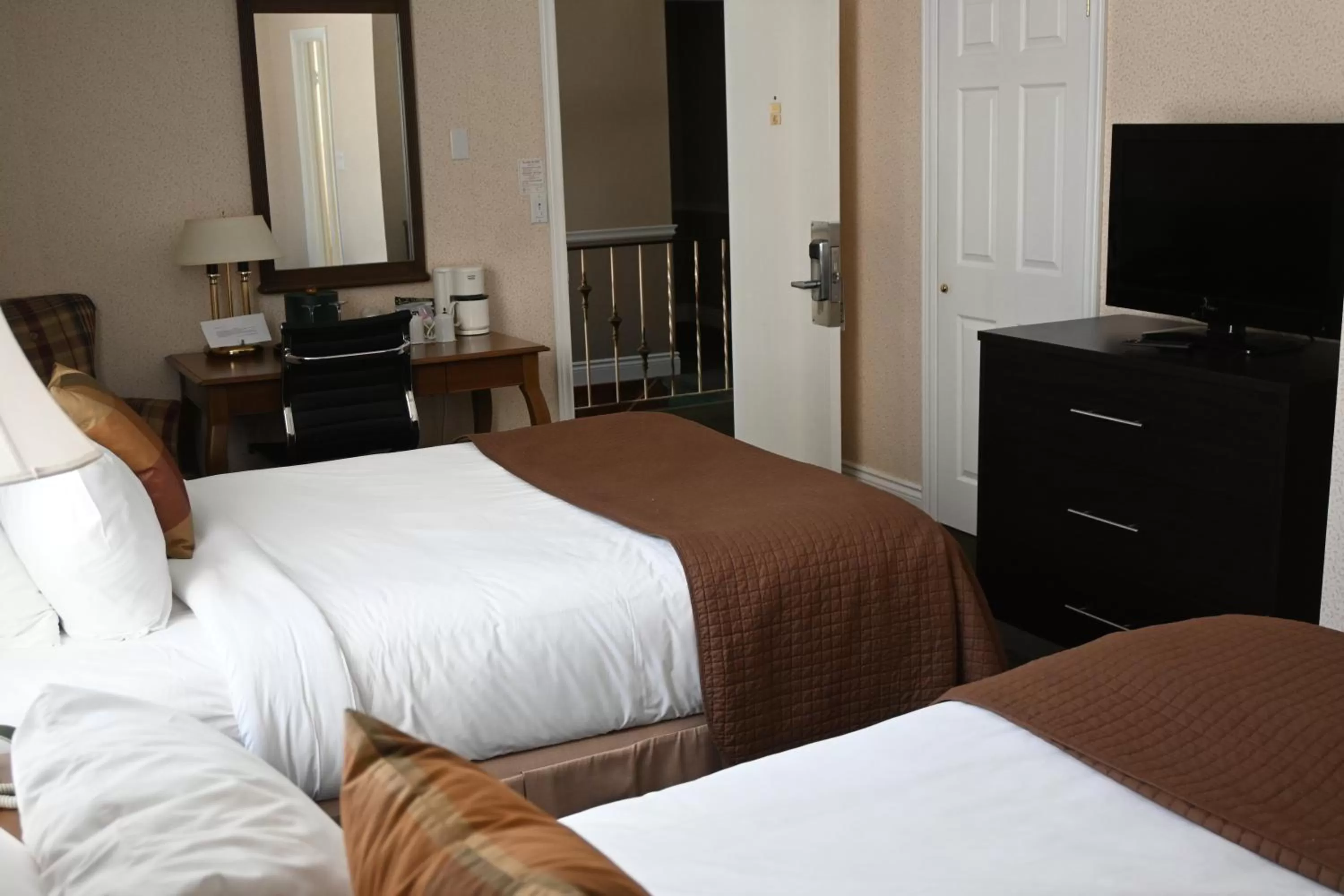 Bedroom, Bed in The Gananoque Inn