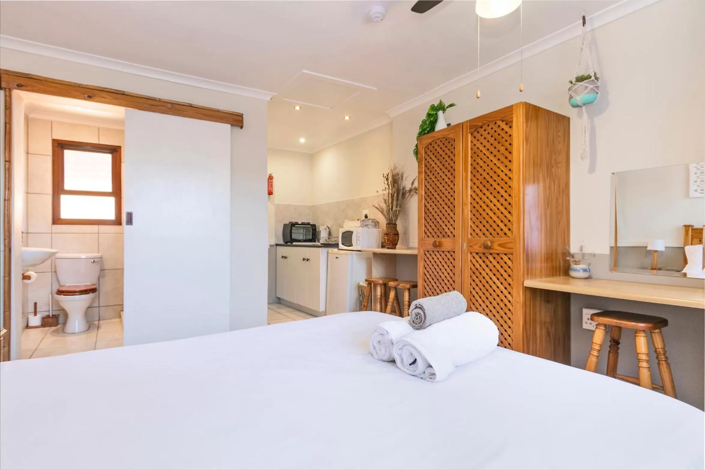 Kitchen or kitchenette, Bed in The Bohemian Guesthouse