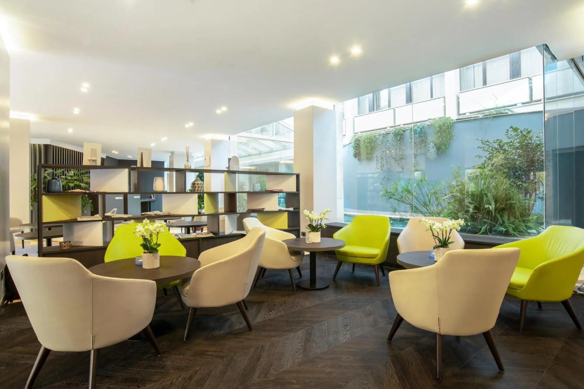 Communal lounge/ TV room in Mercure Roma West