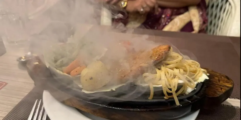 Restaurant/places to eat in Hotel Mirage Regency