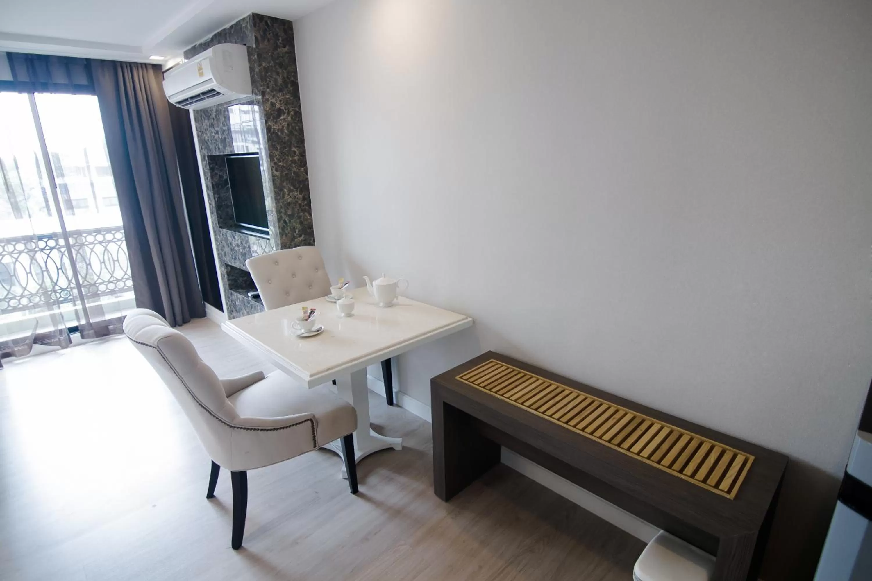 Seating area in Hope Land Hotel Sukhumvit 8