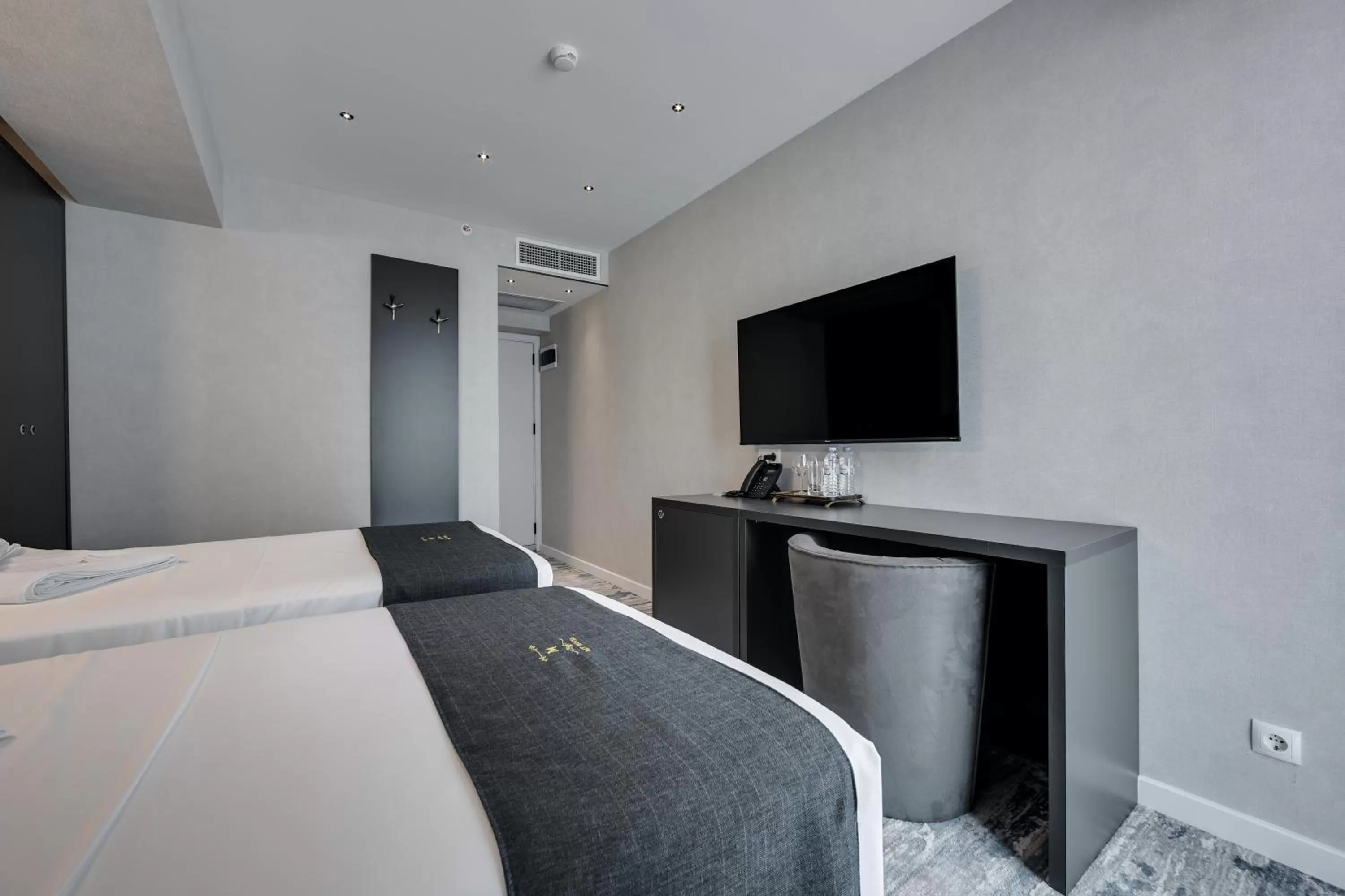 Bed, TV/Entertainment Center in Mit Hotel Tbilisi